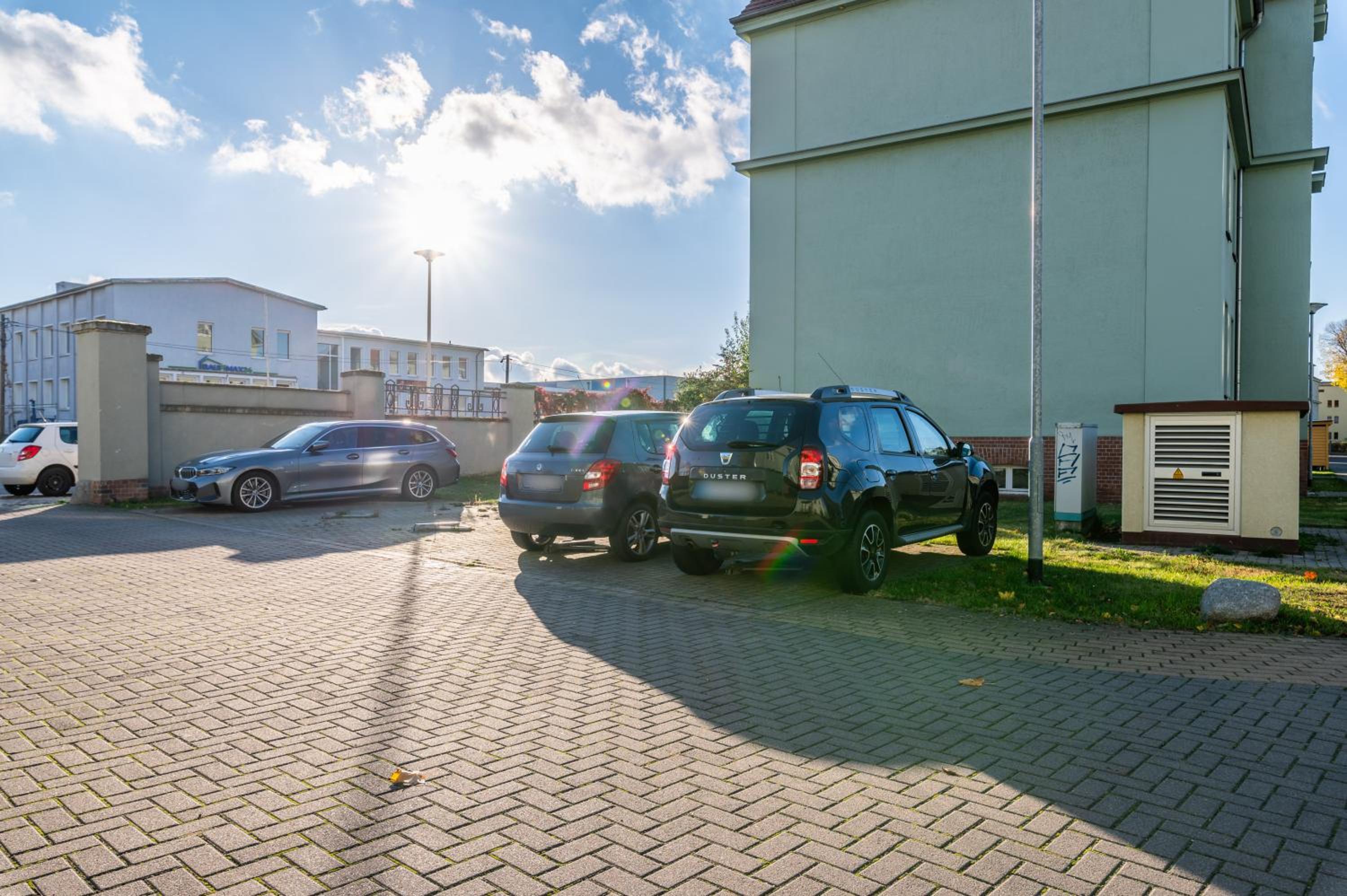 Ruhig - Privatparkplatz - barrierearm Quiet - private car park - low barrier