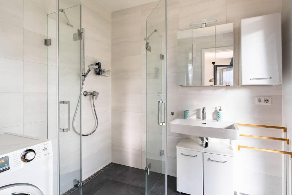 Luxury Garden apartment near Lake and VIC