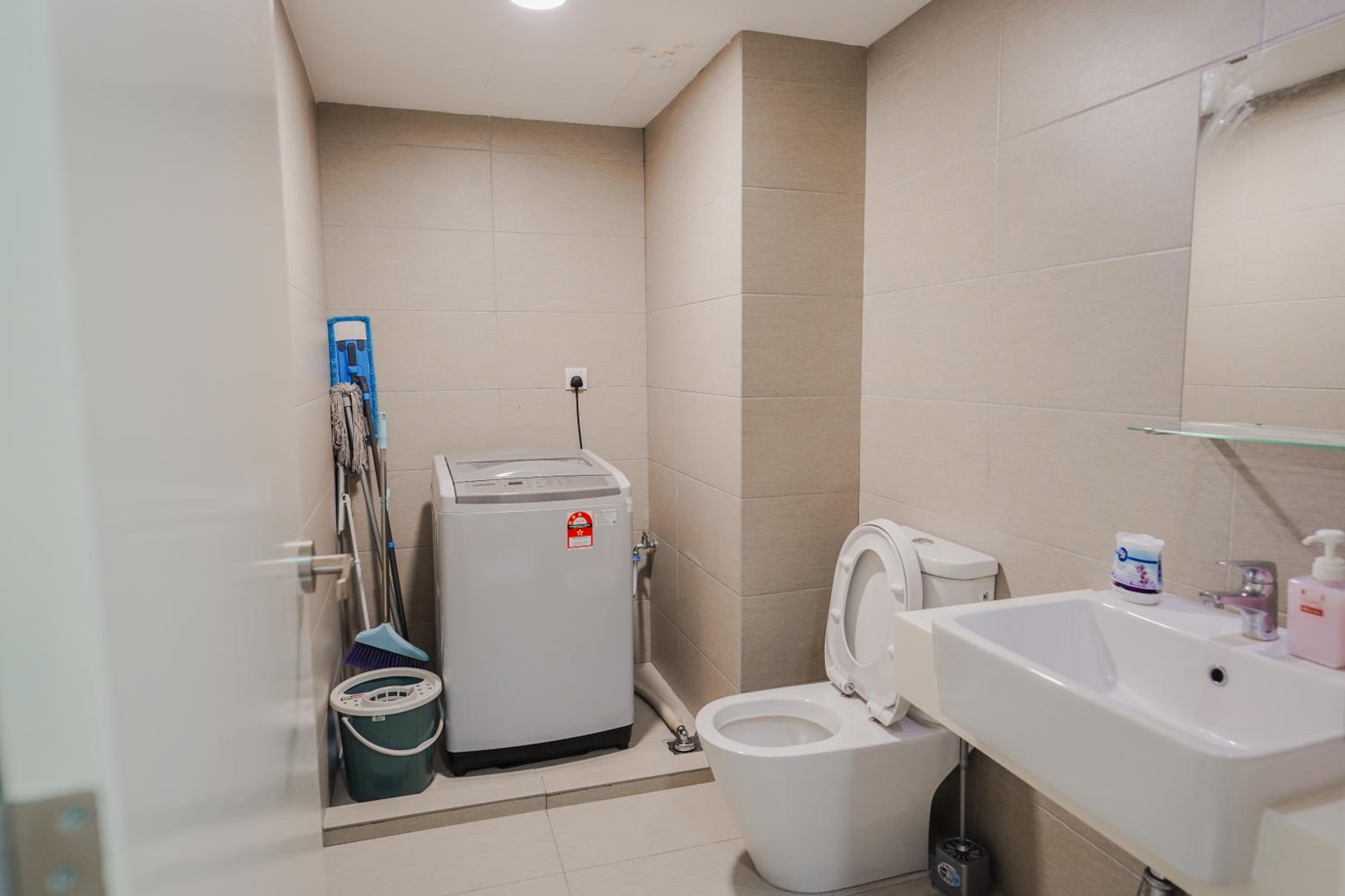 Ekocheras loft link bridge MRT 24h self check in