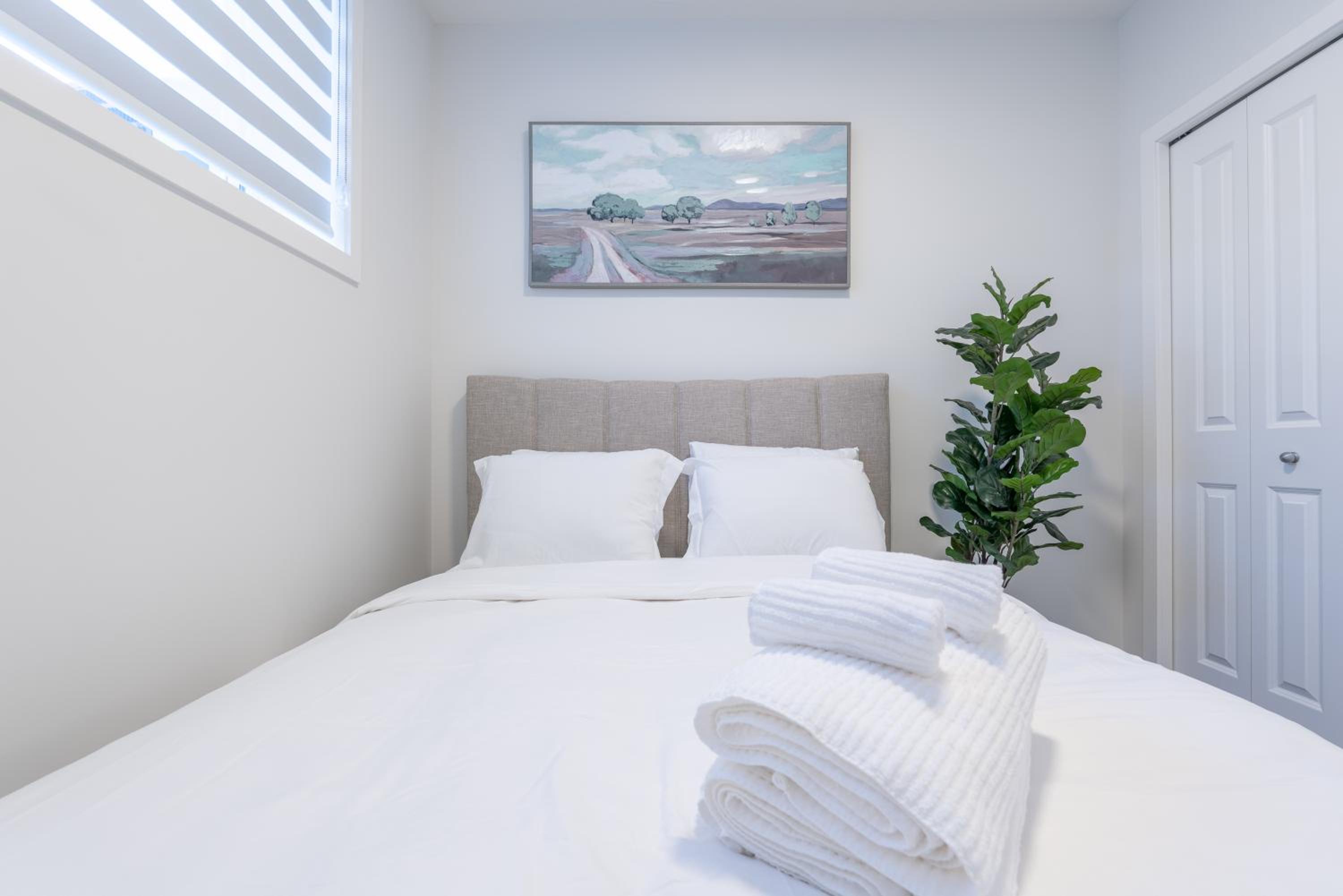 Stylish Getaway 2BD Basement by YMCA and South Health Campus Hospital