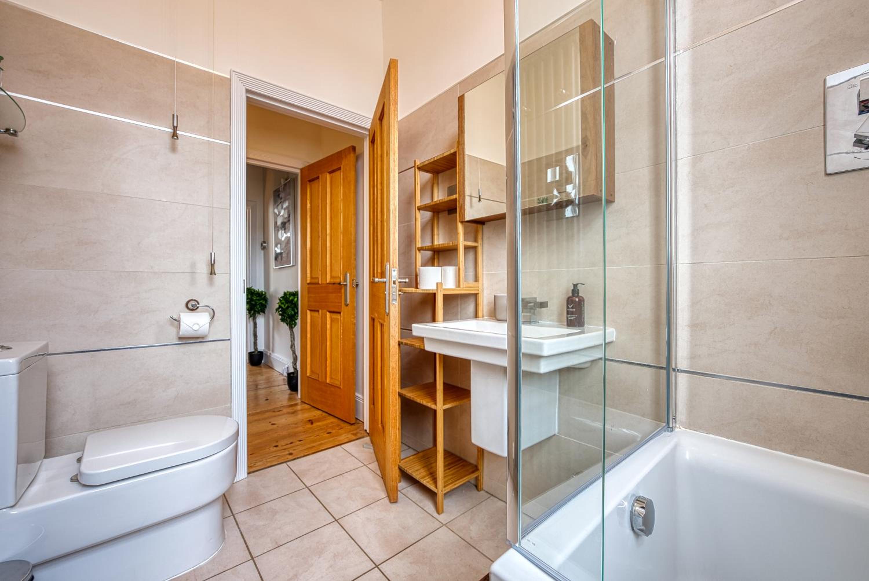 2-Bedroom Stunning, Modern & Spacious Apartment, near Ocean Village, Central Southampton - by Blue Puffin Stays view 5