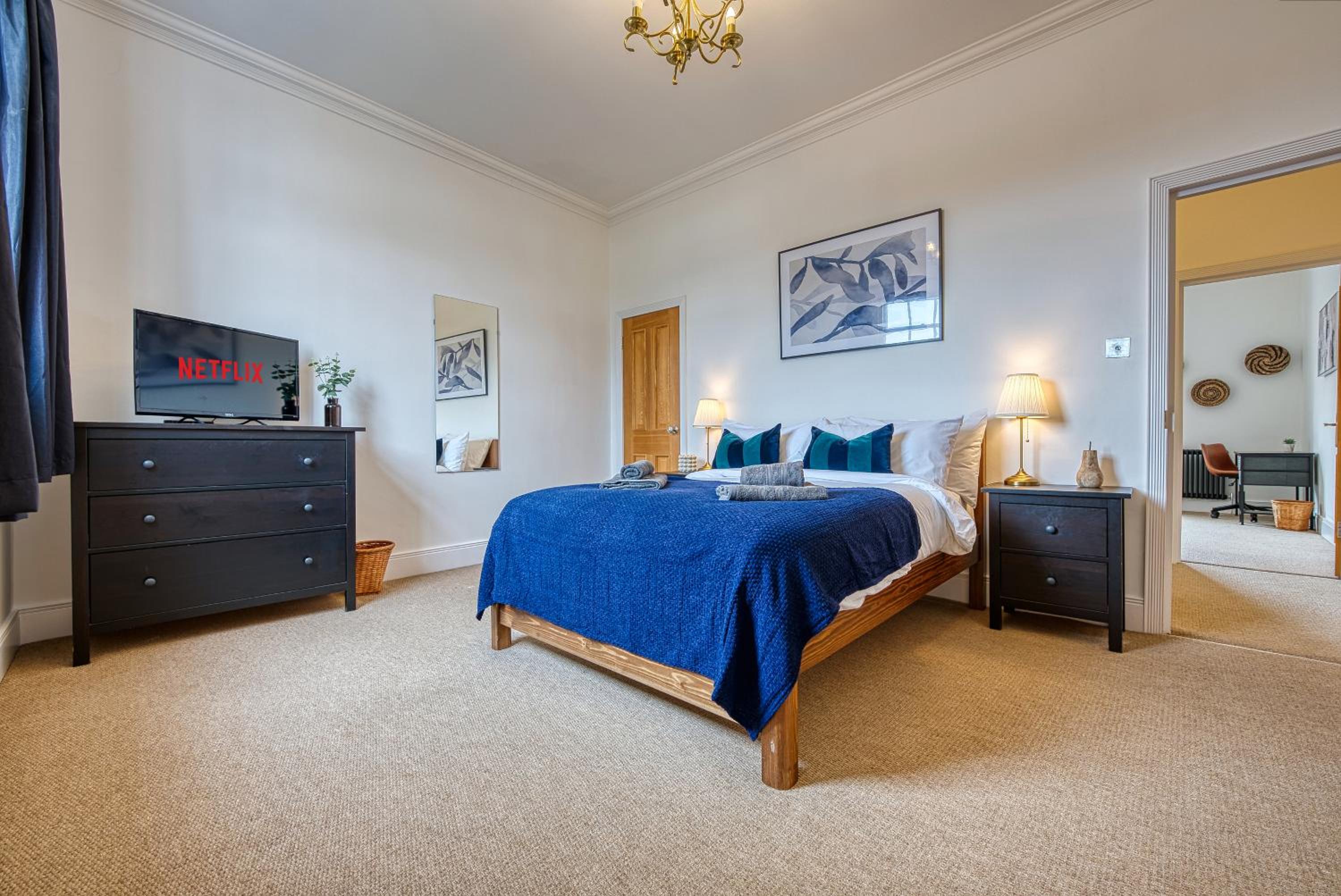 2-Bedroom Stunning, Modern & Spacious Apartment, near Ocean Village, Central Southampton - by Blue Puffin Stays view 4
