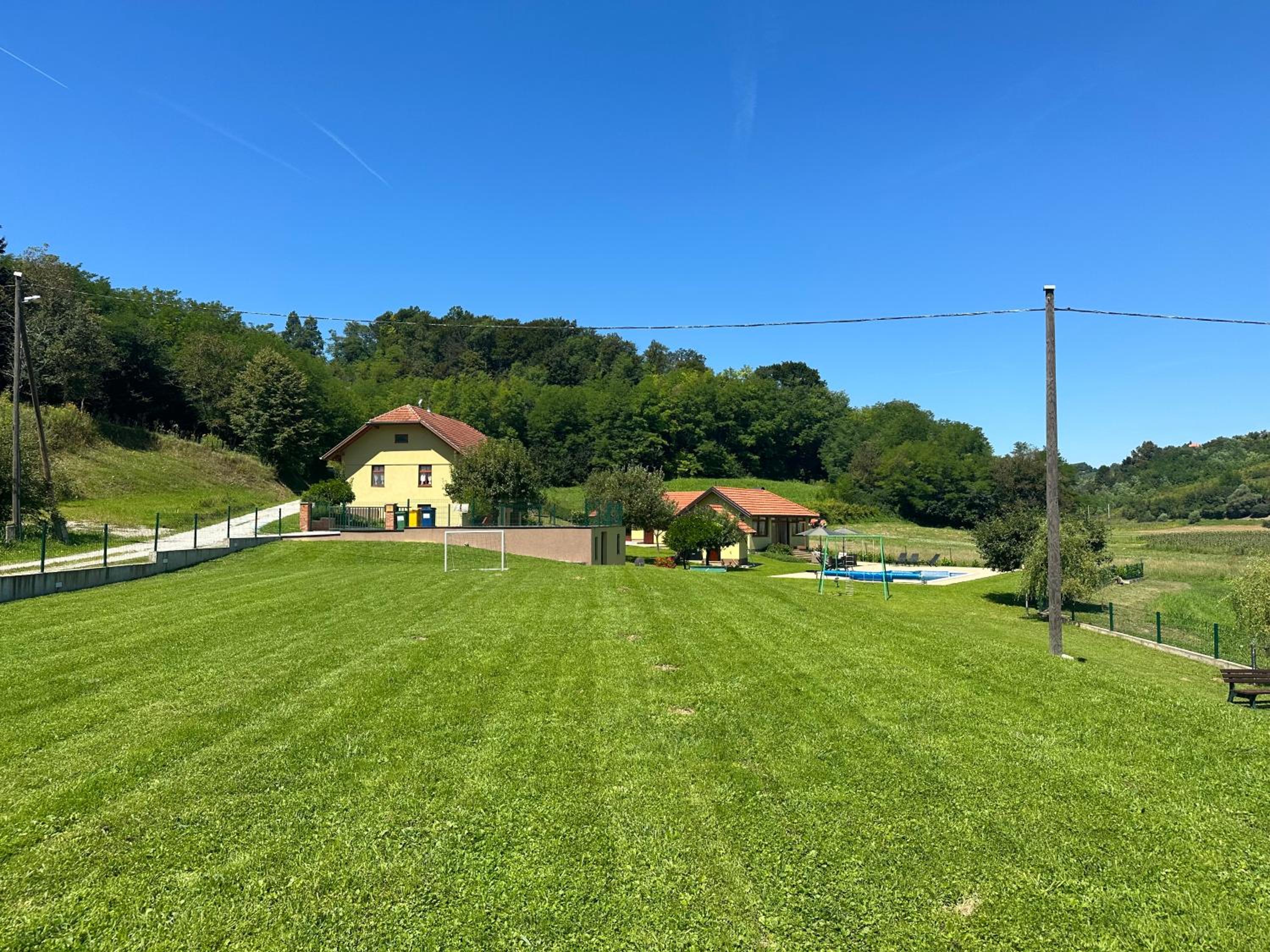 Ruralna kuca 'Villa Zagorka' za odmor sa bazenom i bočalištem view 2