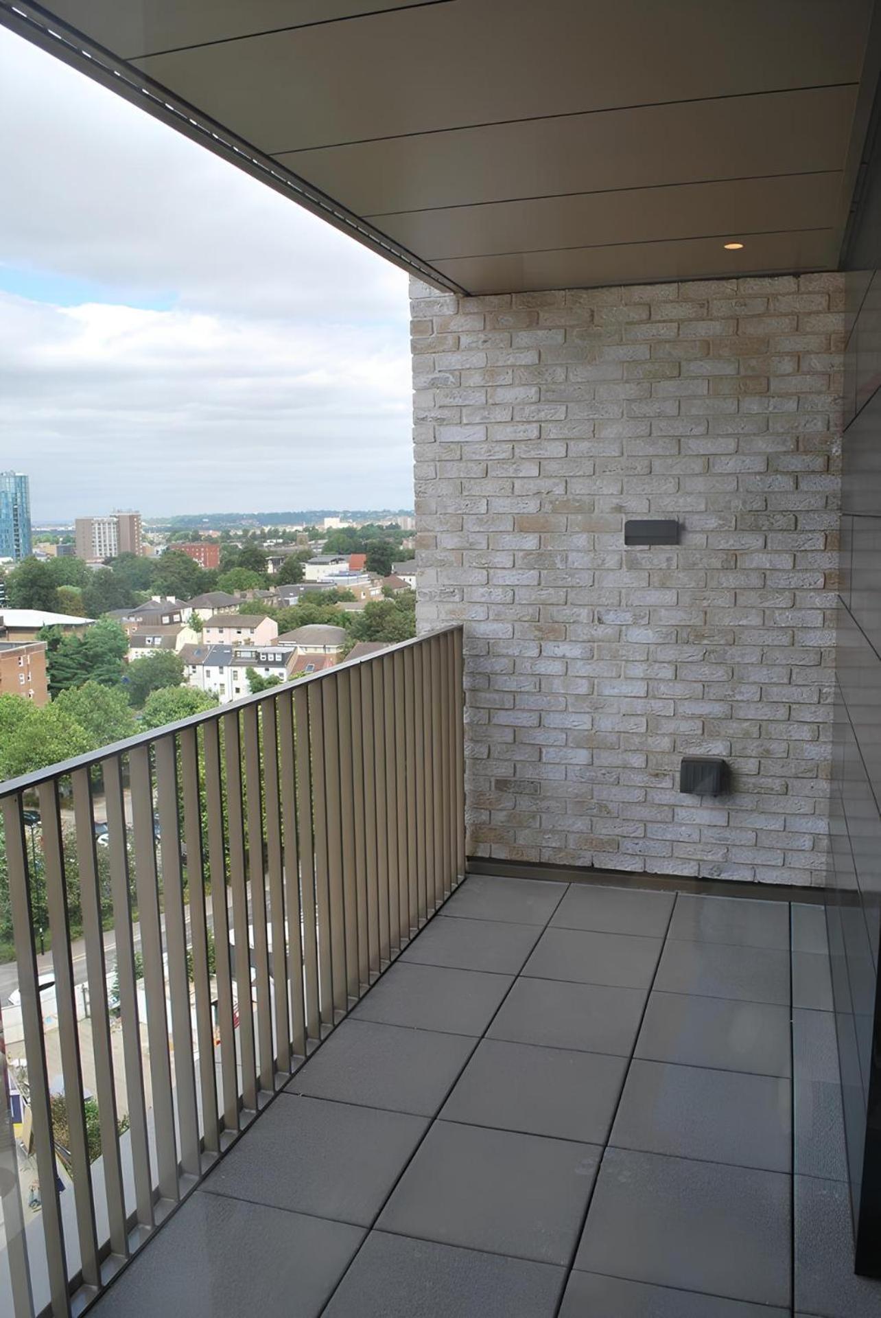 Spacious East Croydon serviced apartment: 13 mins to London view 4