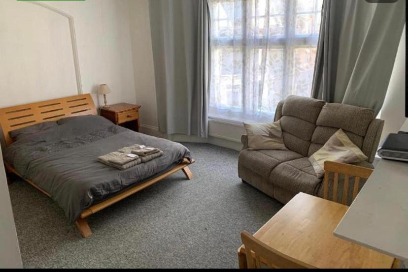 Self contained Studio apartment with kitchen
