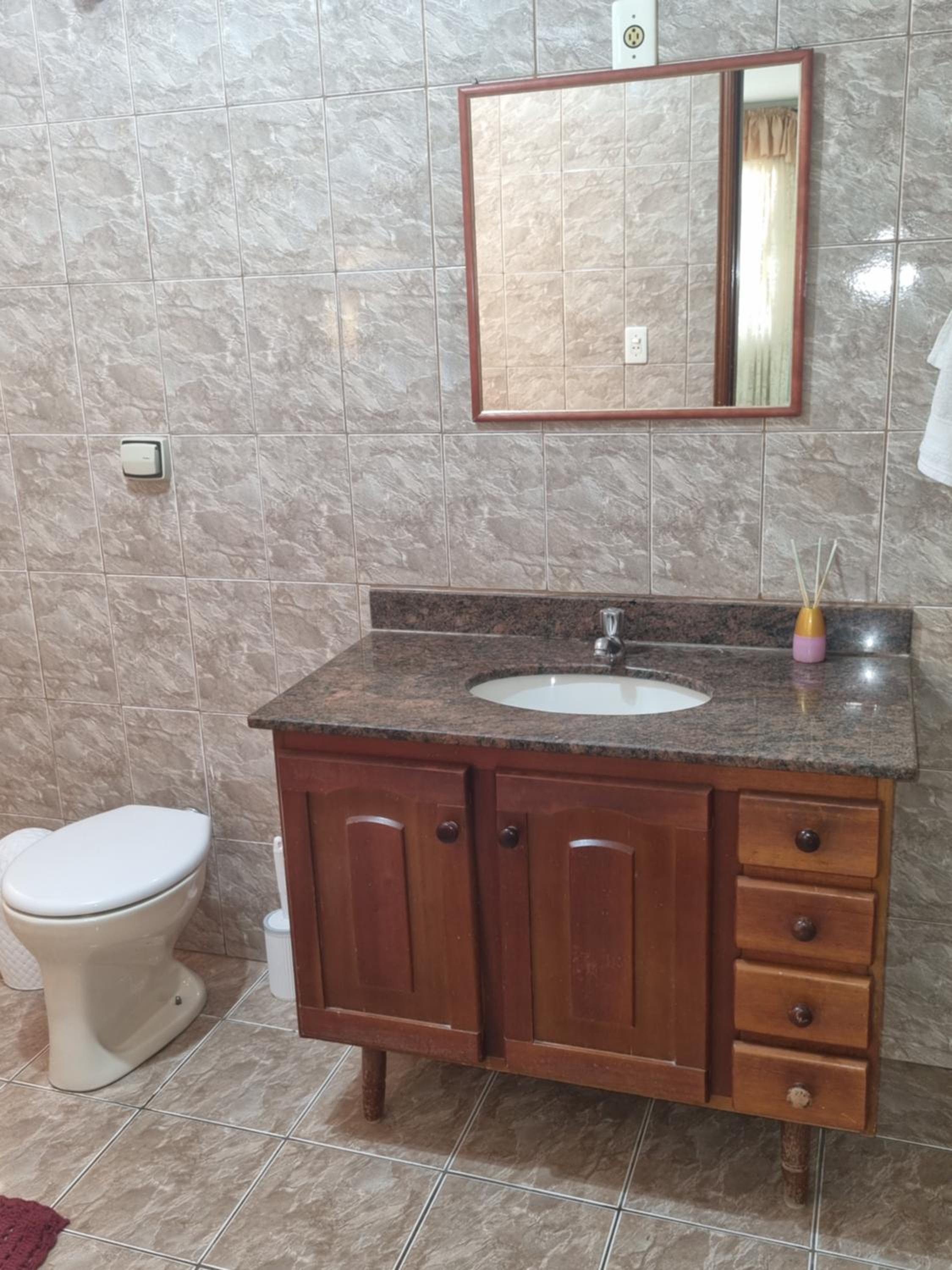 Casa com dois quartos,dois banheiros,sendo uma suíte,sala de estar cozinha e garagem