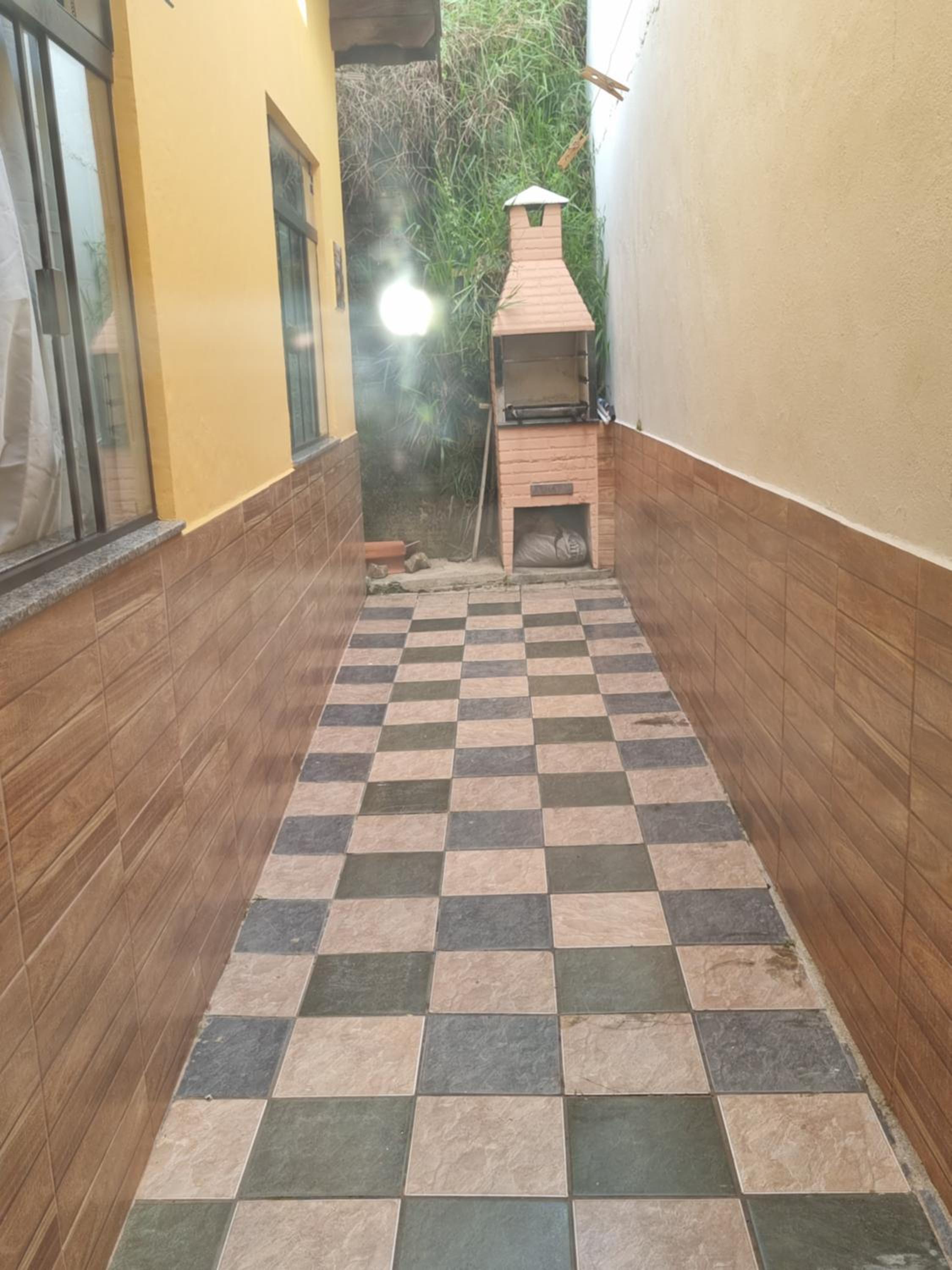 Casa com dois quartos,dois banheiros,sendo uma suíte,sala de estar cozinha e garagem