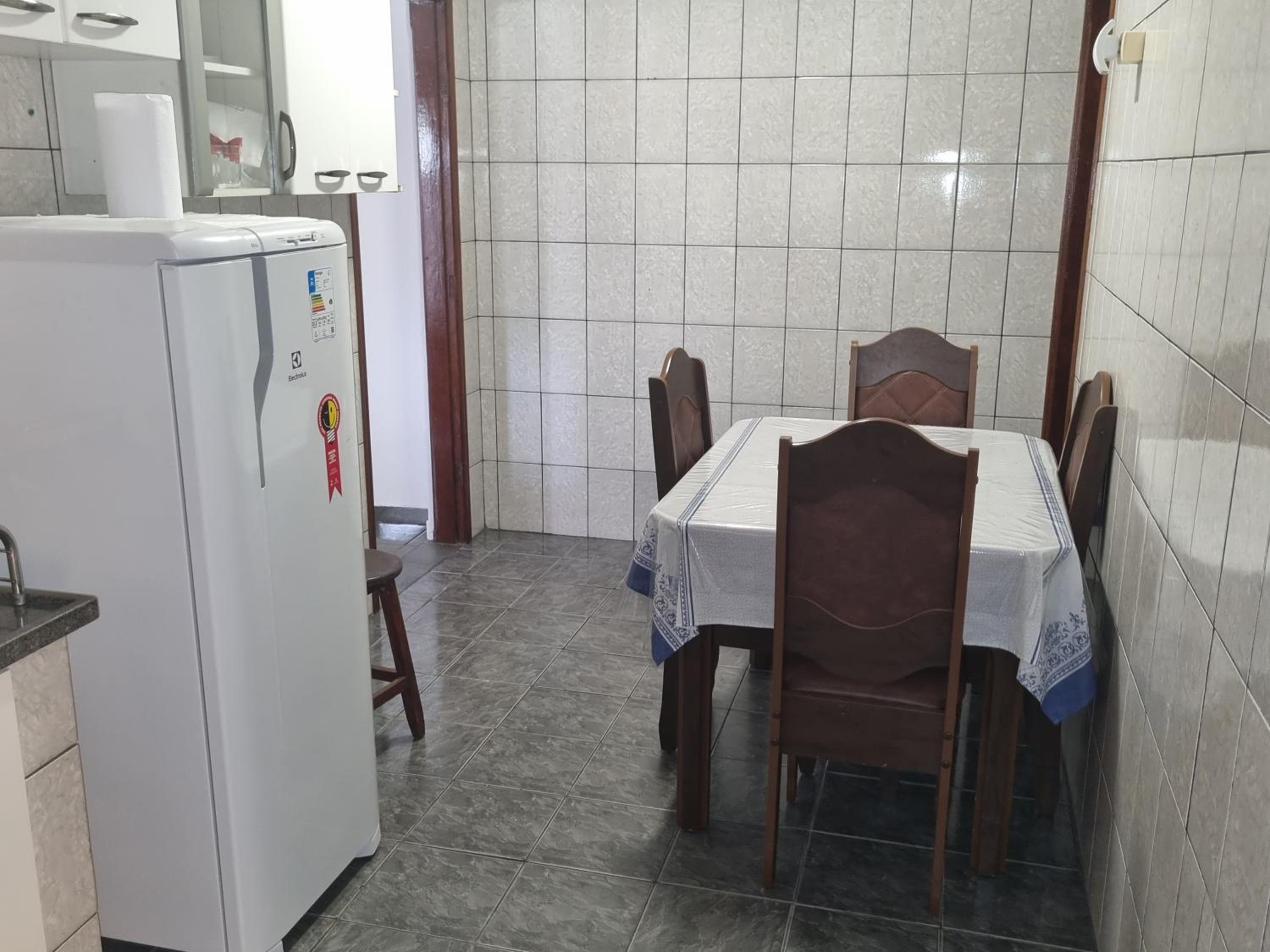 Casa com dois quartos,dois banheiros,sendo uma suíte,sala de estar cozinha e garagem