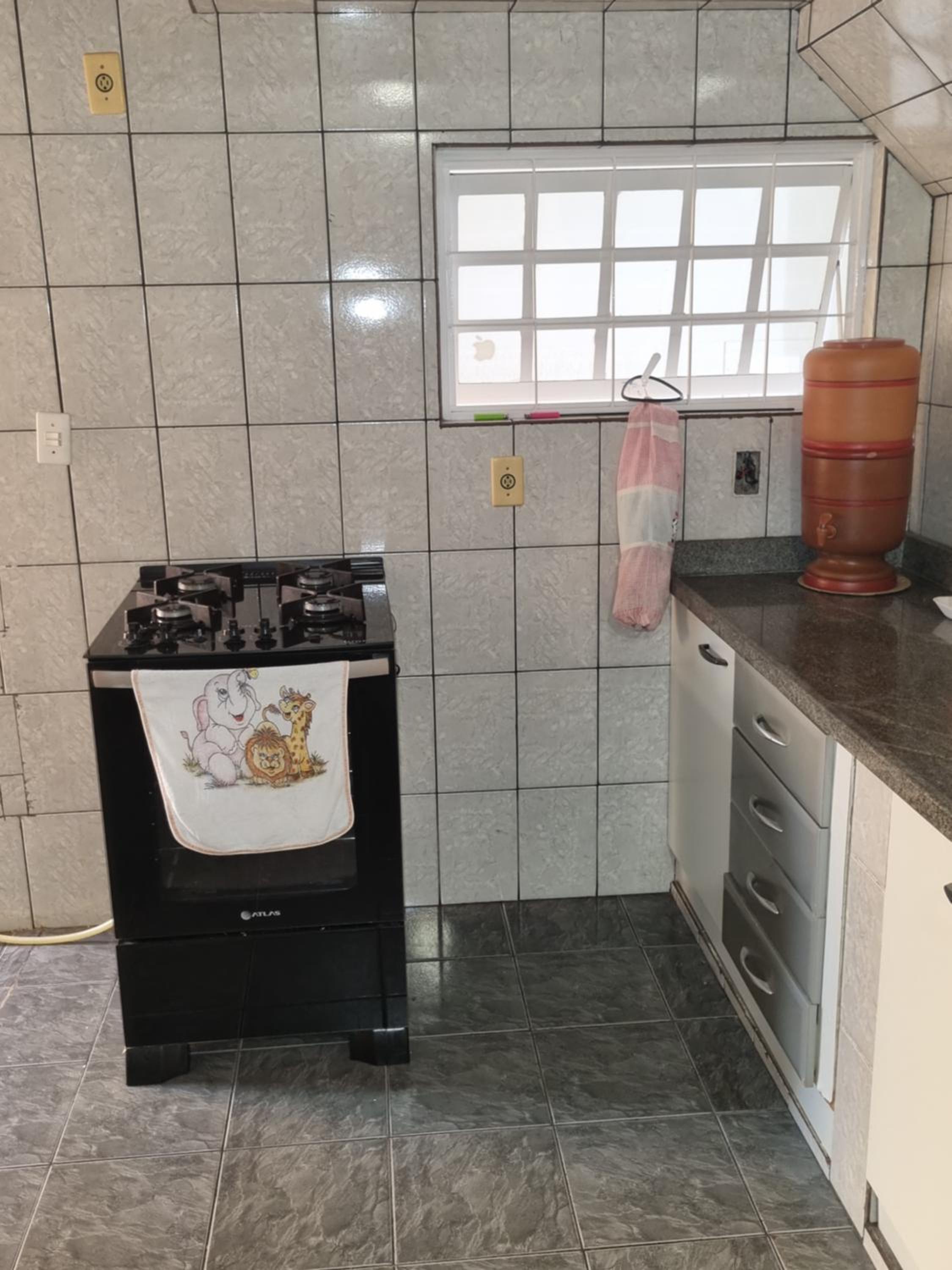 Casa com dois quartos,dois banheiros,sendo uma suíte,sala de estar cozinha e garagem