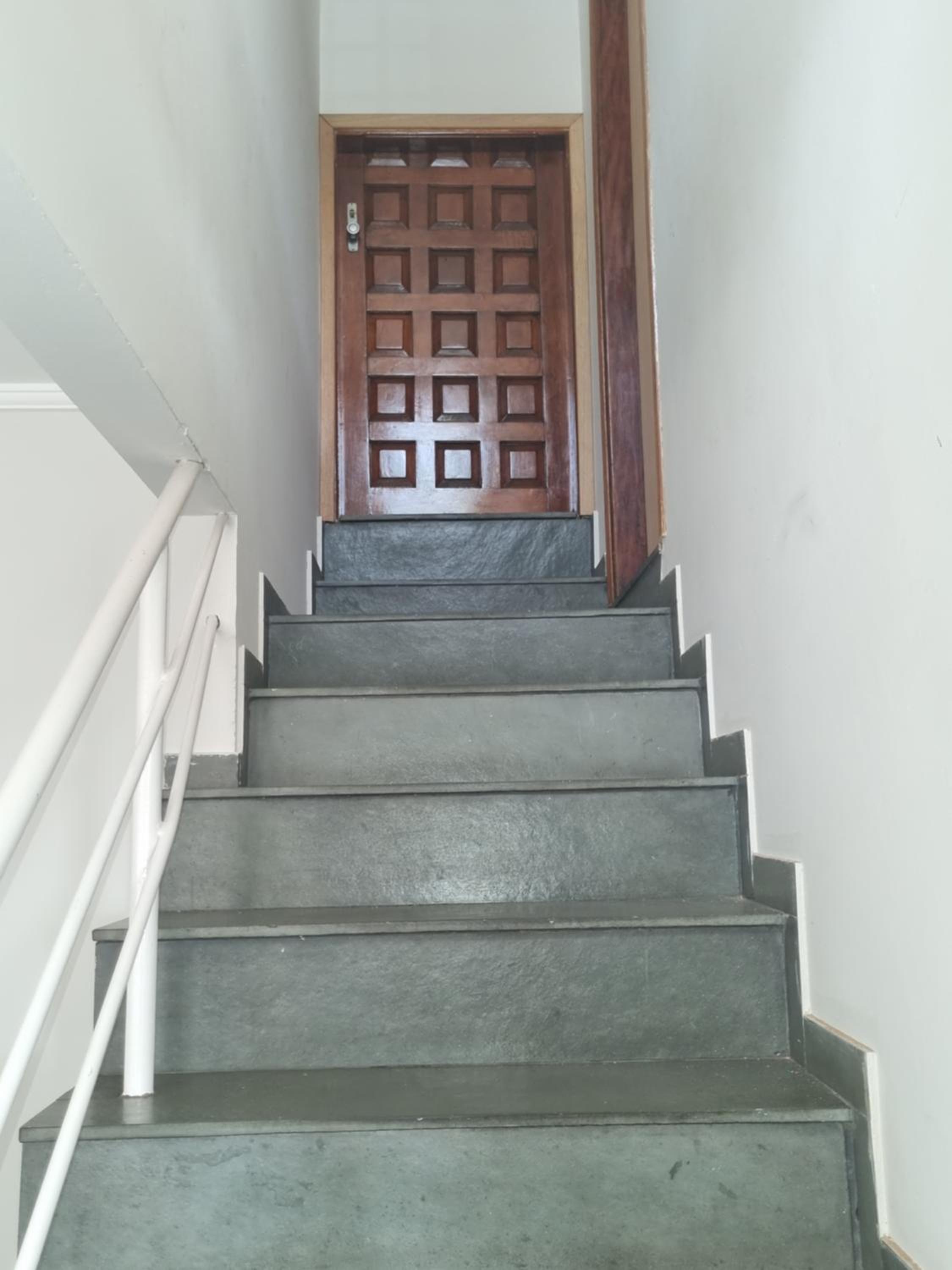 Casa com dois quartos,dois banheiros,sendo uma suíte,sala de estar cozinha e garagem