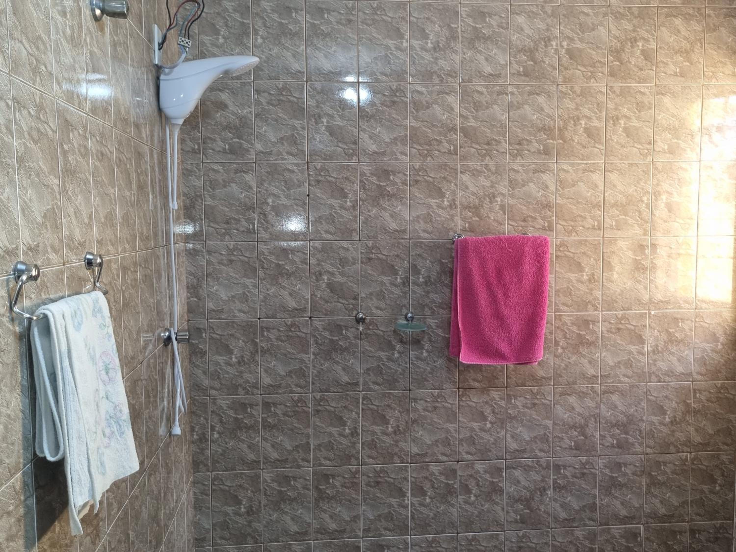 Casa com dois quartos,dois banheiros,sendo uma suíte,sala de estar cozinha e garagem