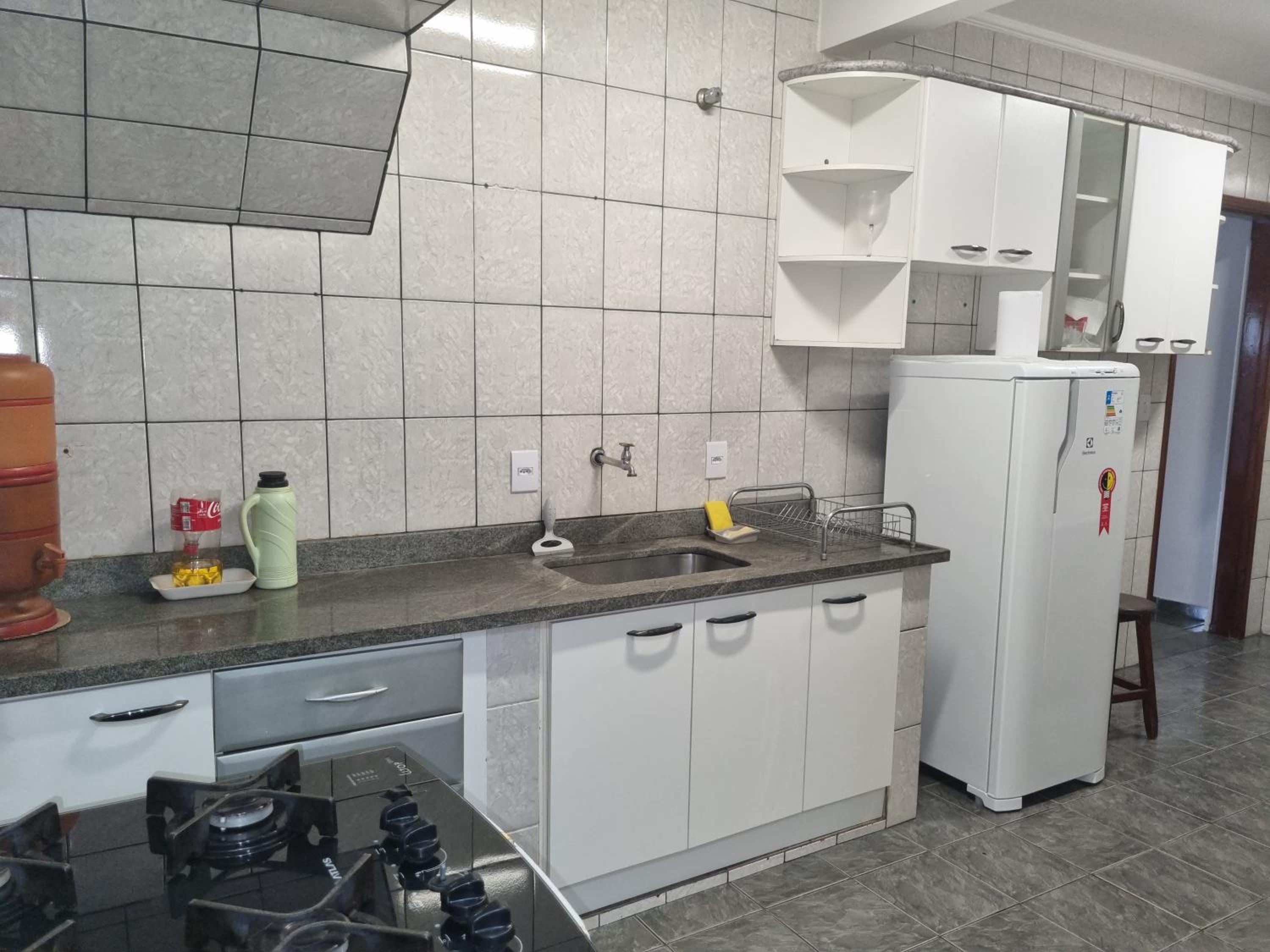 Casa com dois quartos,dois banheiros,sendo uma suíte,sala de estar cozinha e garagem