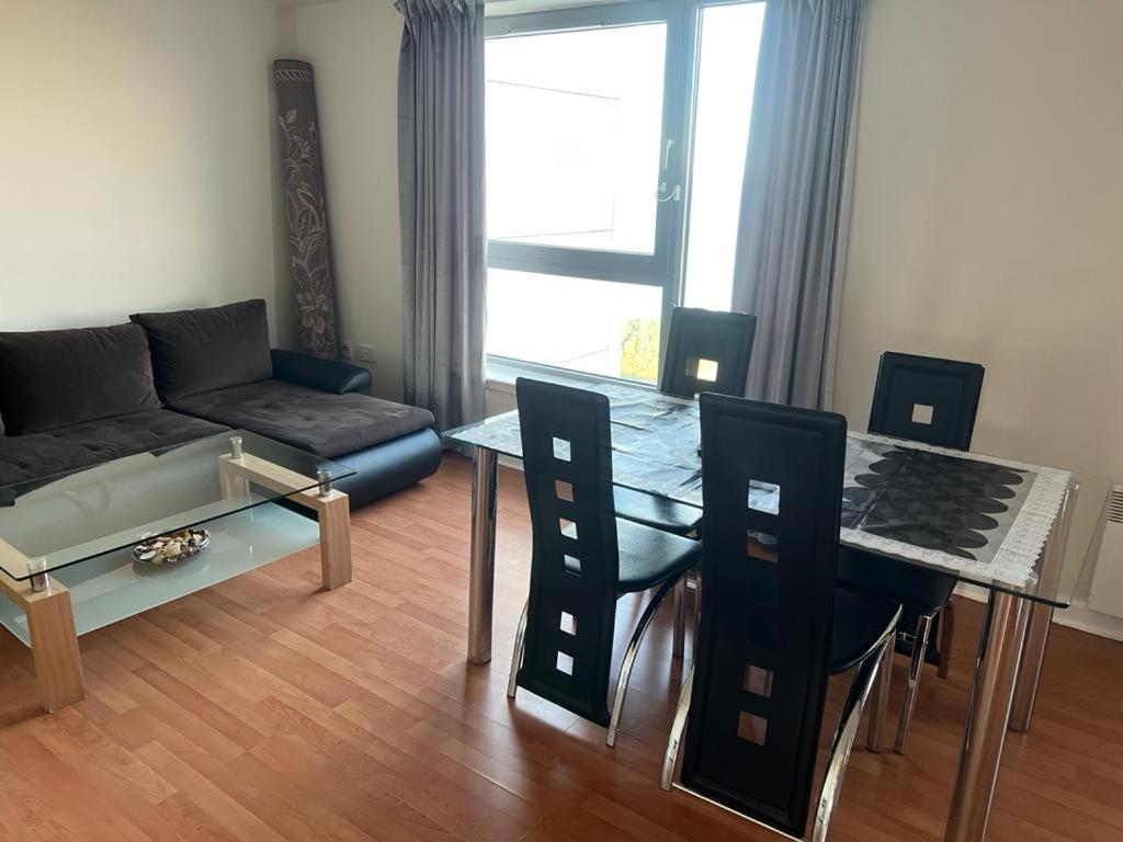 Modern 2 bed apartment with stunning seaside view view 5
