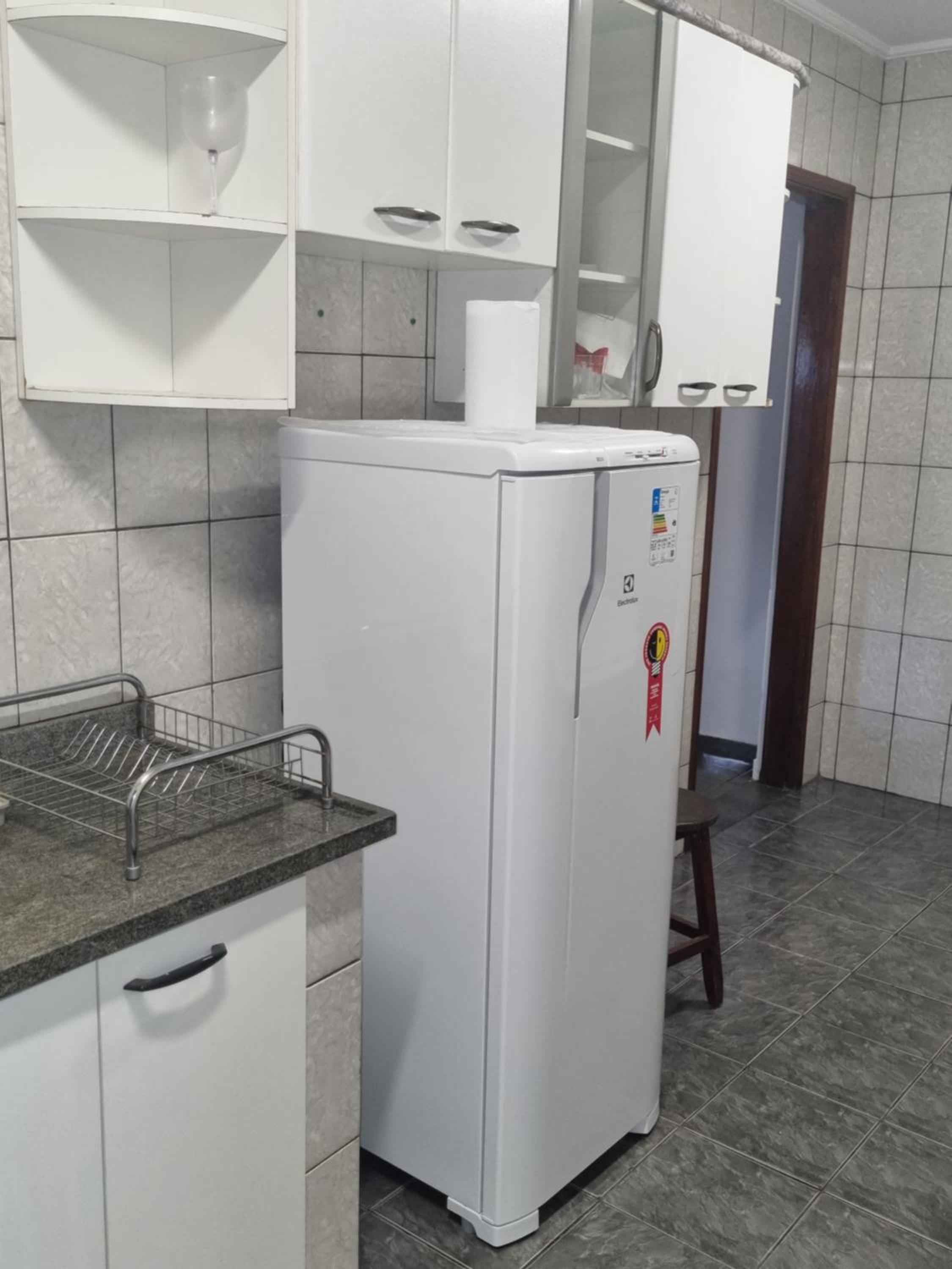 Casa com dois quartos,dois banheiros,sendo uma suíte,sala de estar cozinha e garagem