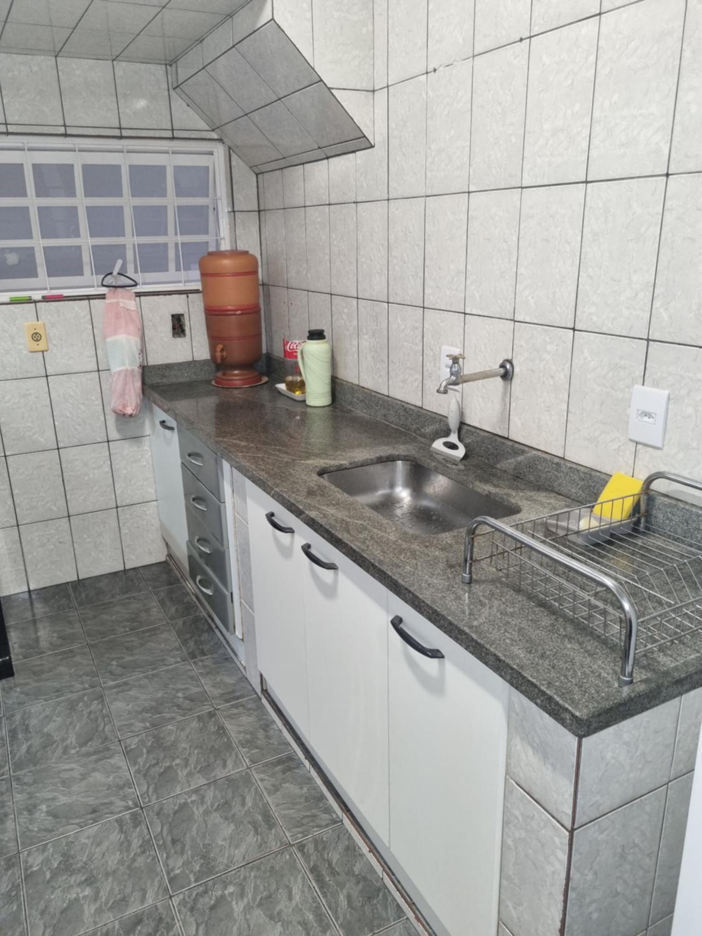 Casa com dois quartos,dois banheiros,sendo uma suíte,sala de estar cozinha e garagem