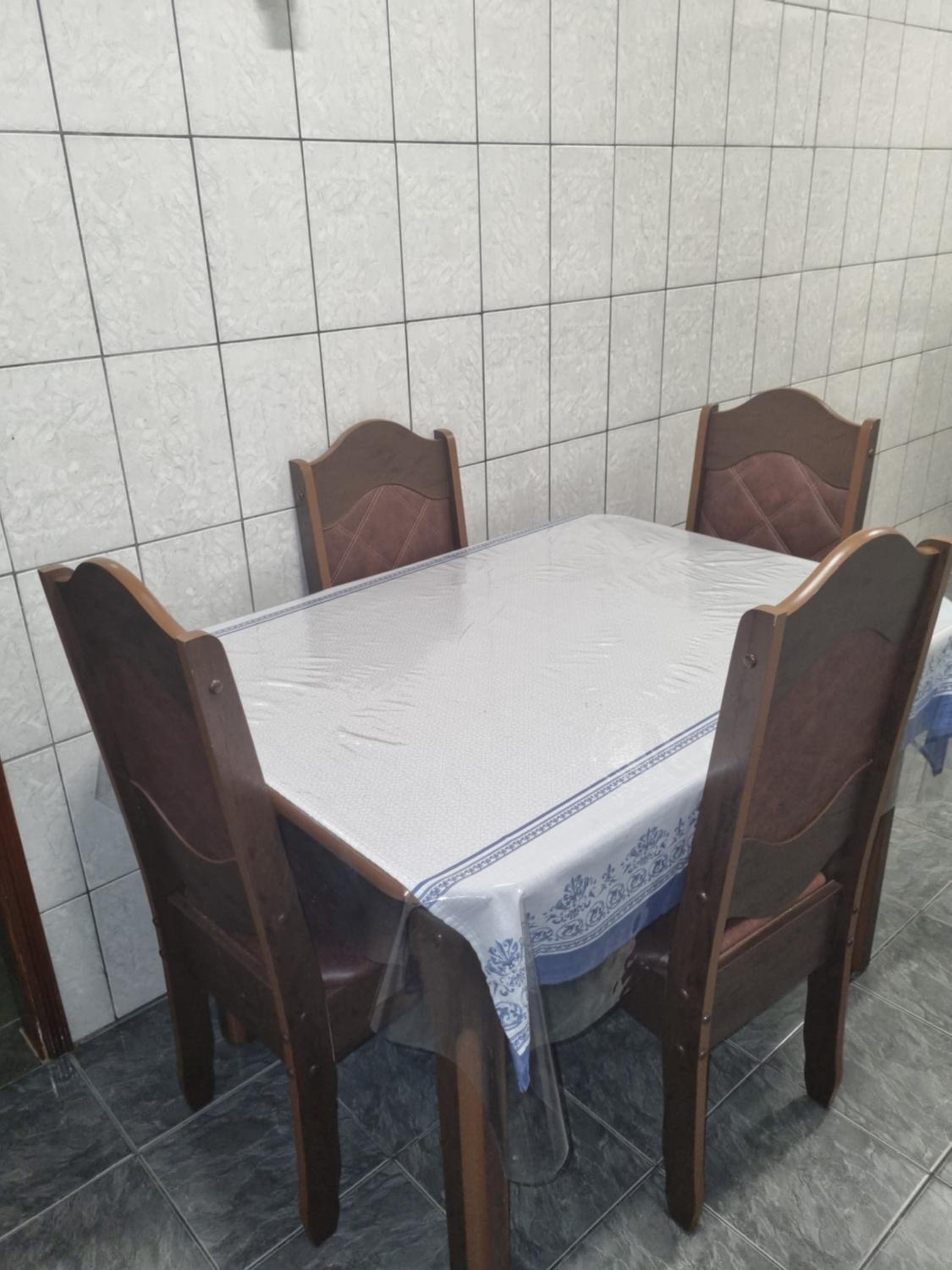 Casa com dois quartos,dois banheiros,sendo uma suíte,sala de estar cozinha e garagem