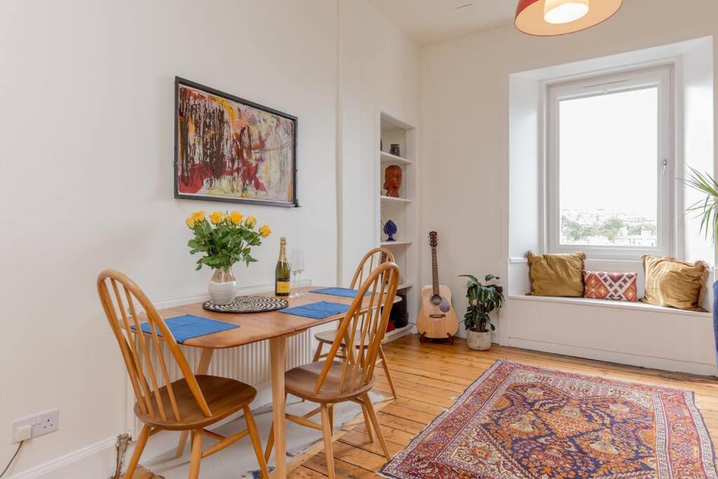 Edinburgh Castle Views! Stylish 2BD Flat, Sleeps 4 view 2