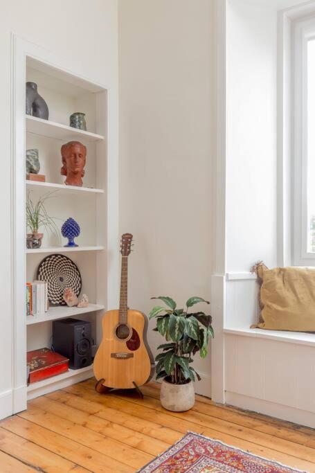 Edinburgh Castle Views! Stylish 2BD Flat, Sleeps 4 view 3