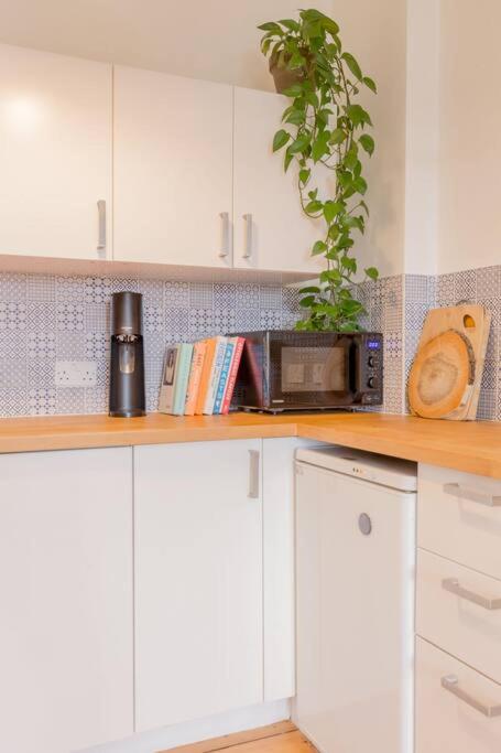 Edinburgh Castle Views! Stylish 2BD Flat, Sleeps 4 view 4