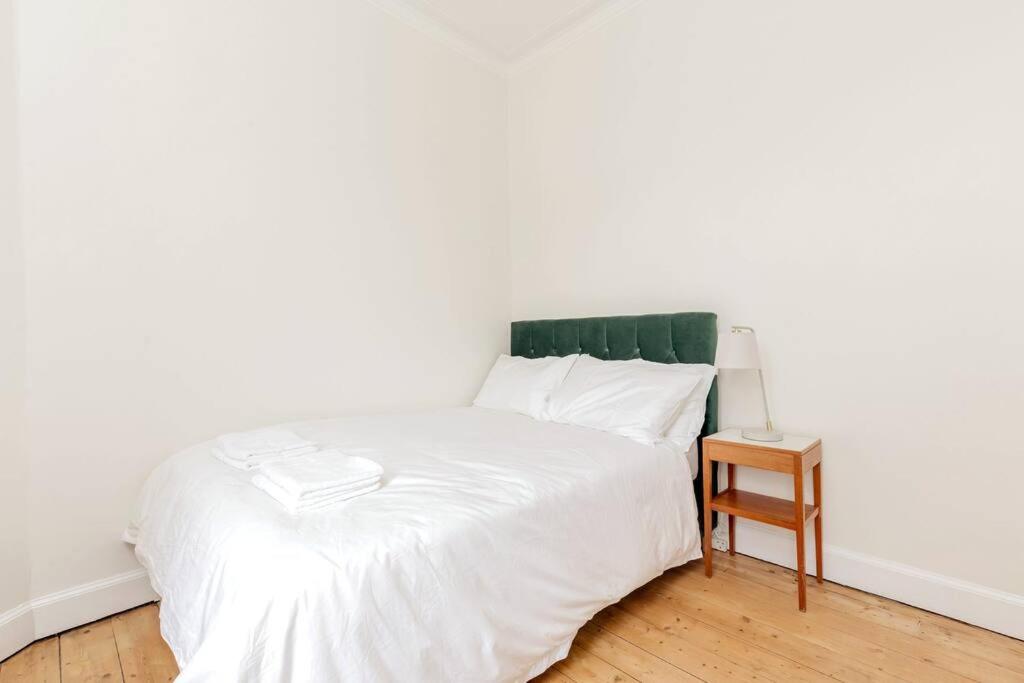 Edinburgh Castle Views! Stylish 2BD Flat, Sleeps 4 view 5