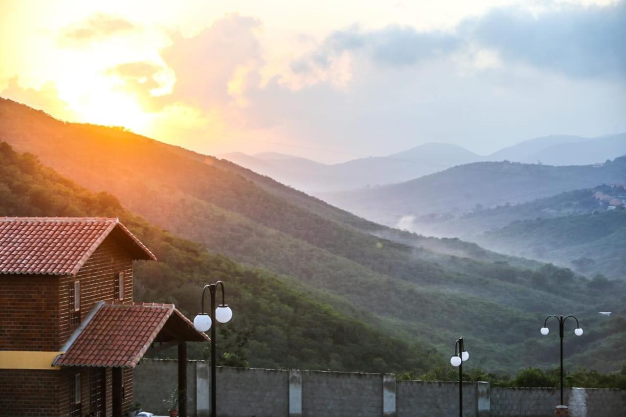 Casa de Campo Novo gravatá em condomínio, lazer completo com piscina compartilhada, churraqueira e forno a lenha privado e uma vista espetacular e com aque