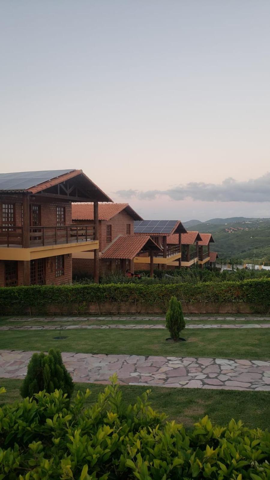 Casa de Campo Novo gravatá em condomínio, lazer completo com piscina compartilhada, churraqueira e forno a lenha privado e uma vista espetacular e com aque