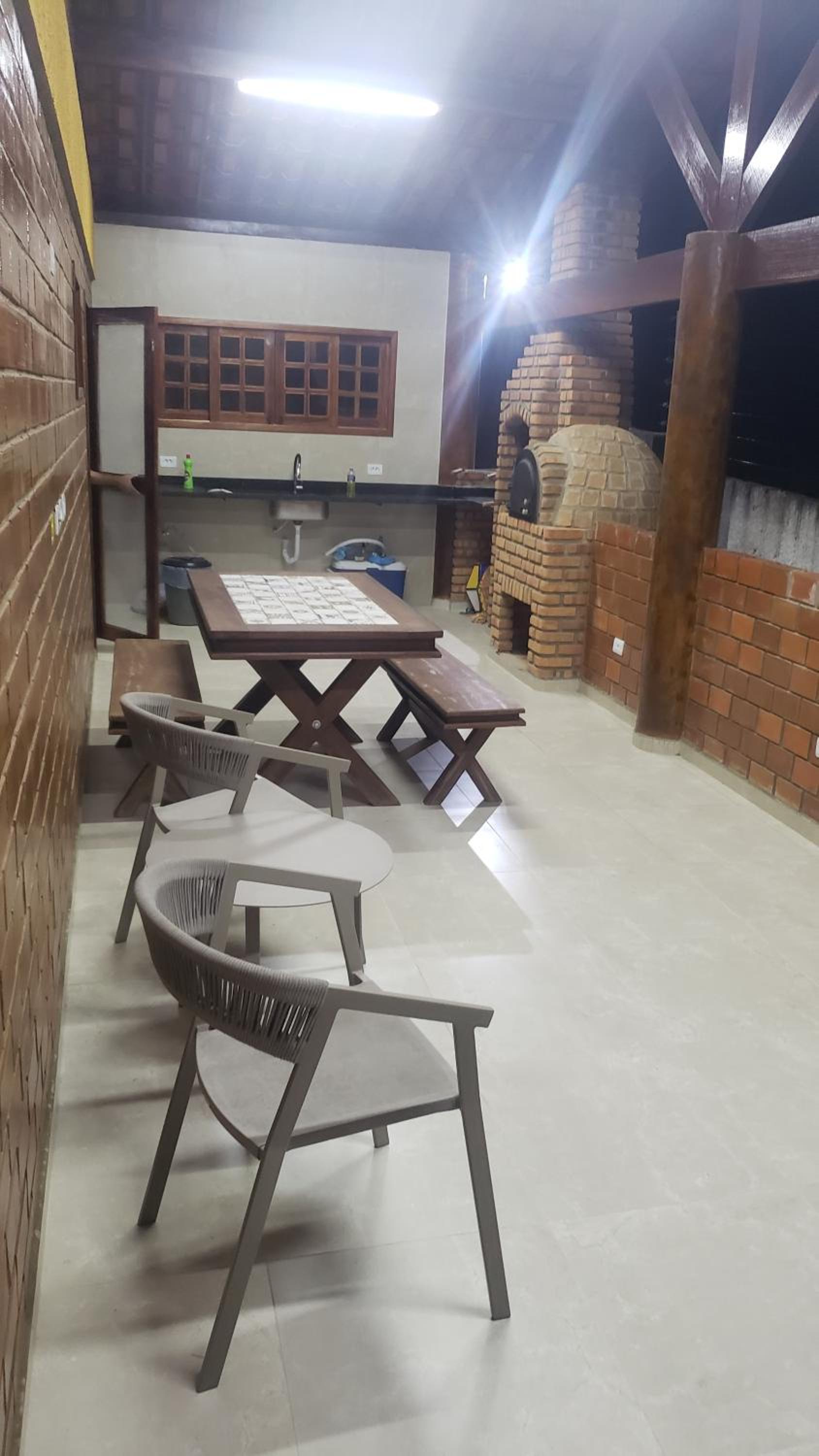 Casa de Campo Novo gravatá em condomínio, lazer completo com piscina compartilhada, churraqueira e forno a lenha privado e uma vista espetacular e com aque