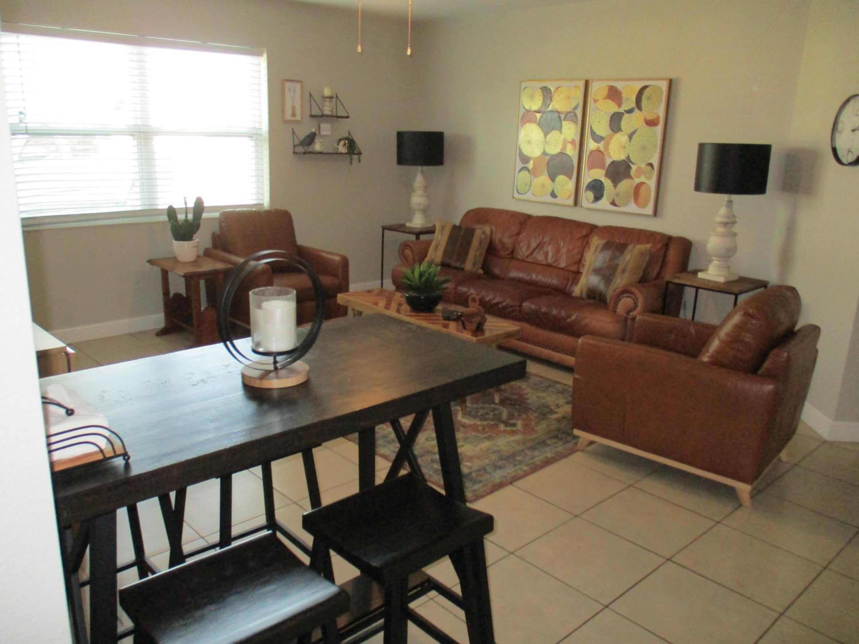 Naples Park Oasis - Cozy Two Bedroom Apartment view 3