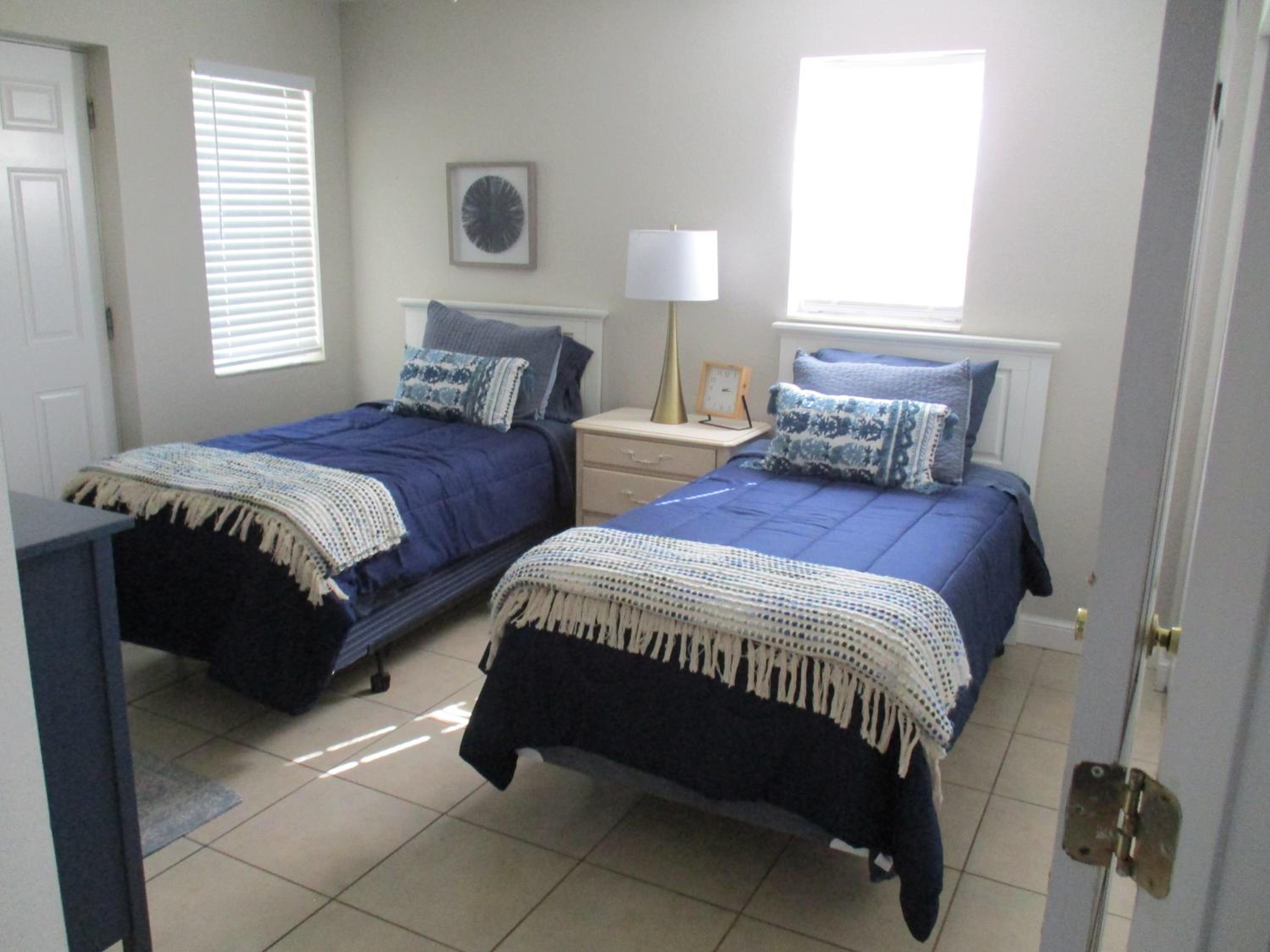 Naples Park Oasis - Cozy Two Bedroom Apartment view 4