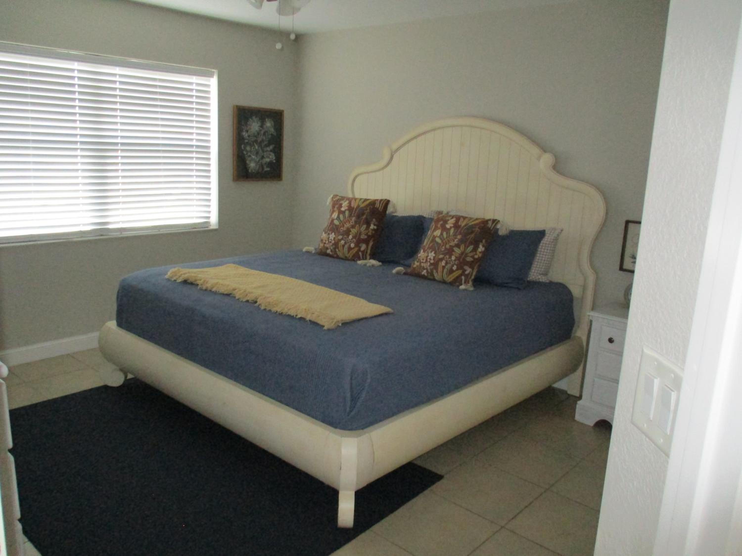 Naples Park Oasis - Cozy Two Bedroom Apartment view 5