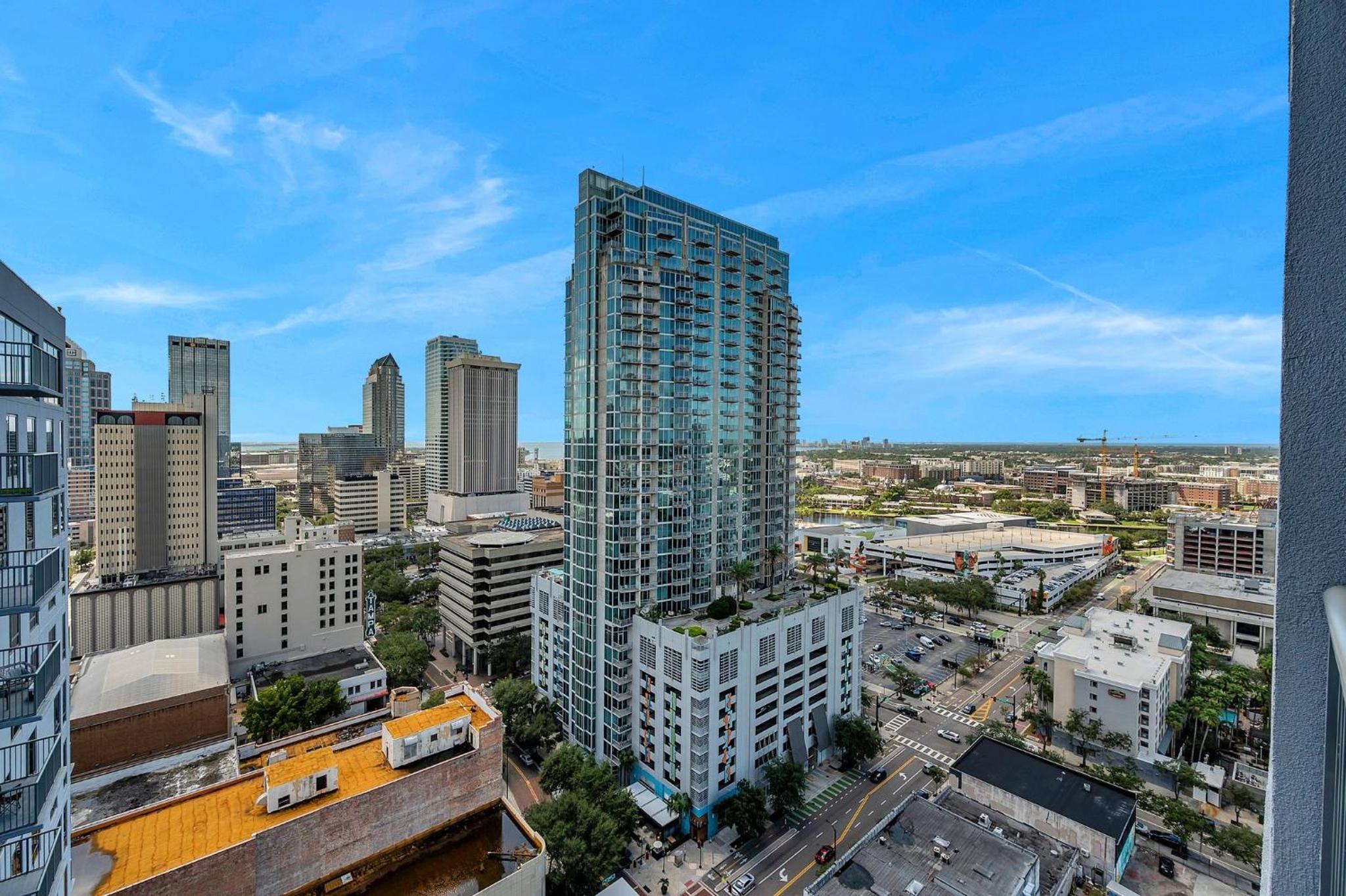 Luxury 1 BR with DEN Downtown Tampa Apt - City Views, Rooftop Pool, Workspace view 4