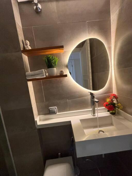 APARTAMENTO COM ÓTIMA LOCALIZAÇAÕ Em COPA -IPANEMA
