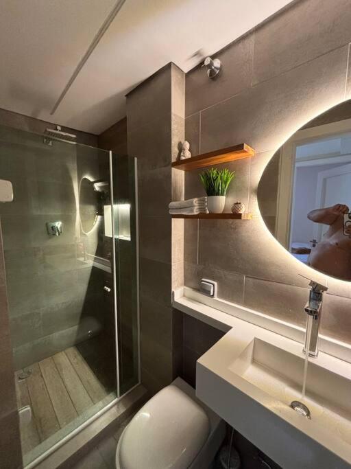 APARTAMENTO COM ÓTIMA LOCALIZAÇAÕ Em COPA -IPANEMA