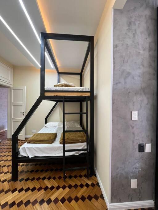 APARTAMENTO COM ÓTIMA LOCALIZAÇAÕ Em COPA -IPANEMA