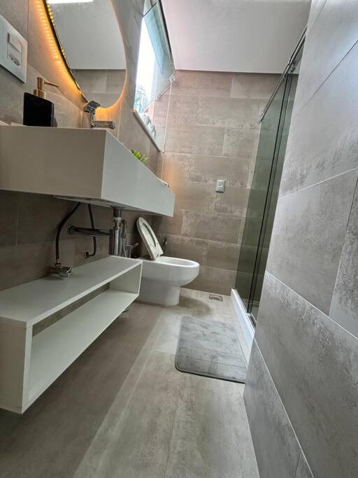 APARTAMENTO COM ÓTIMA LOCALIZAÇAÕ Em COPA -IPANEMA