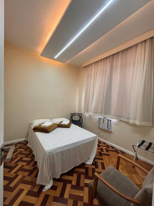 APARTAMENTO COM ÓTIMA LOCALIZAÇAÕ Em COPA -IPANEMA
