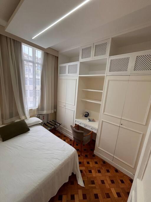 APARTAMENTO COM ÓTIMA LOCALIZAÇAÕ Em COPA -IPANEMA