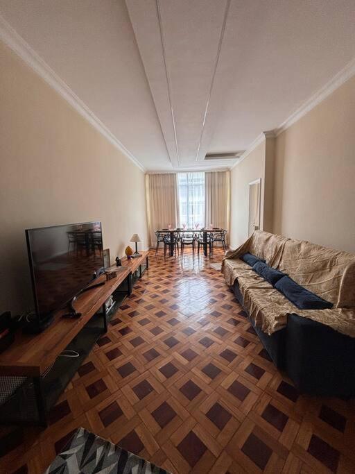 APARTAMENTO COM ÓTIMA LOCALIZAÇAÕ Em COPA -IPANEMA