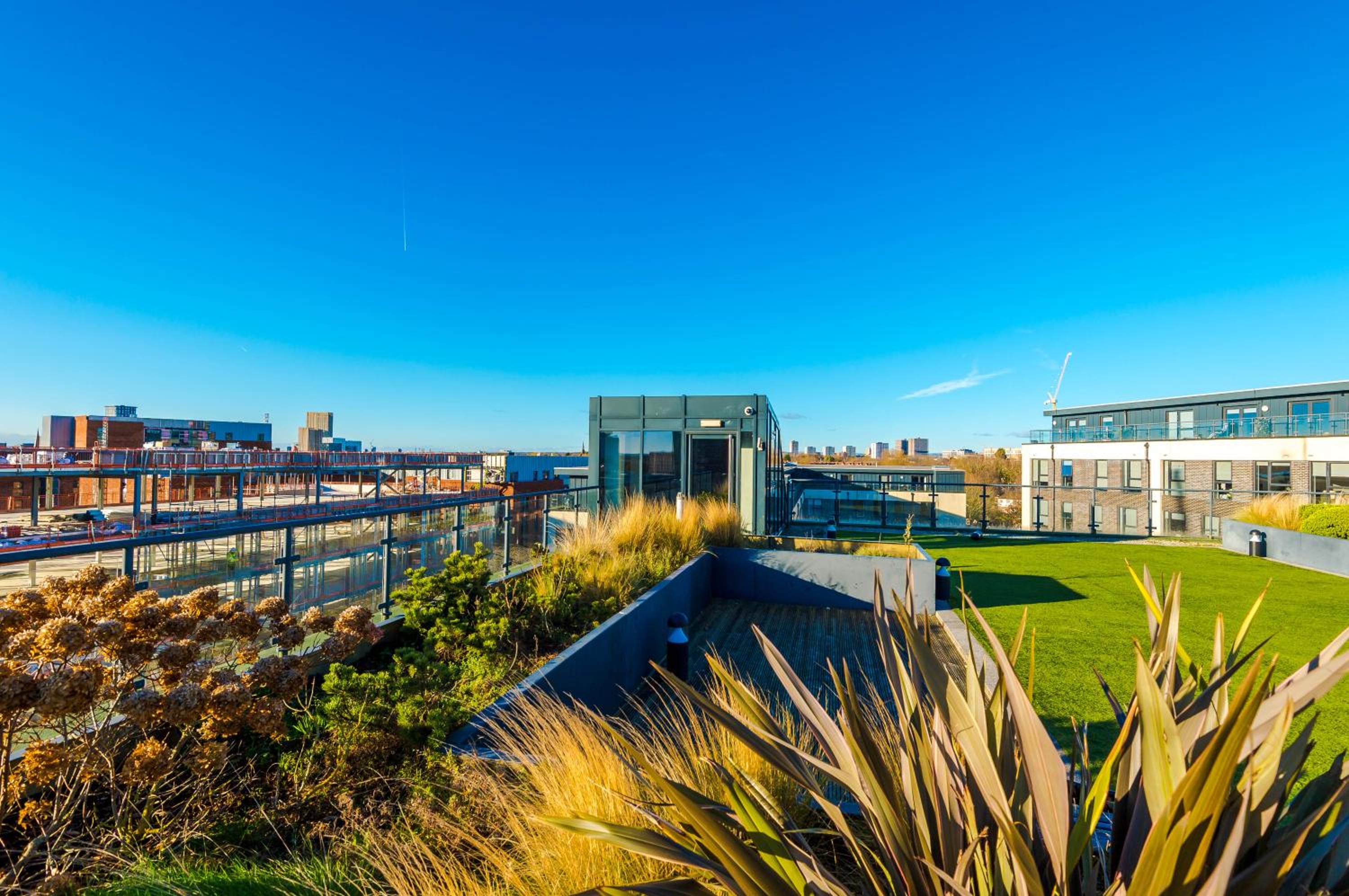 Spacious 3-Bedroom Apartment in Central Manchester with Private Rooftop Terrace & Stunning City Views view 5