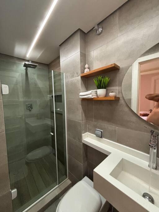 APARTAMENTO COM ÓTIMA LOCALIZAÇAÕ Em COPA -IPANEMA
