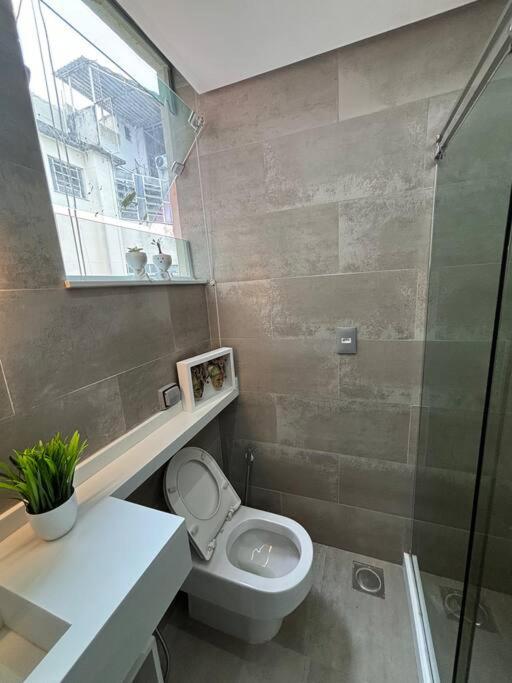APARTAMENTO COM ÓTIMA LOCALIZAÇAÕ Em COPA -IPANEMA