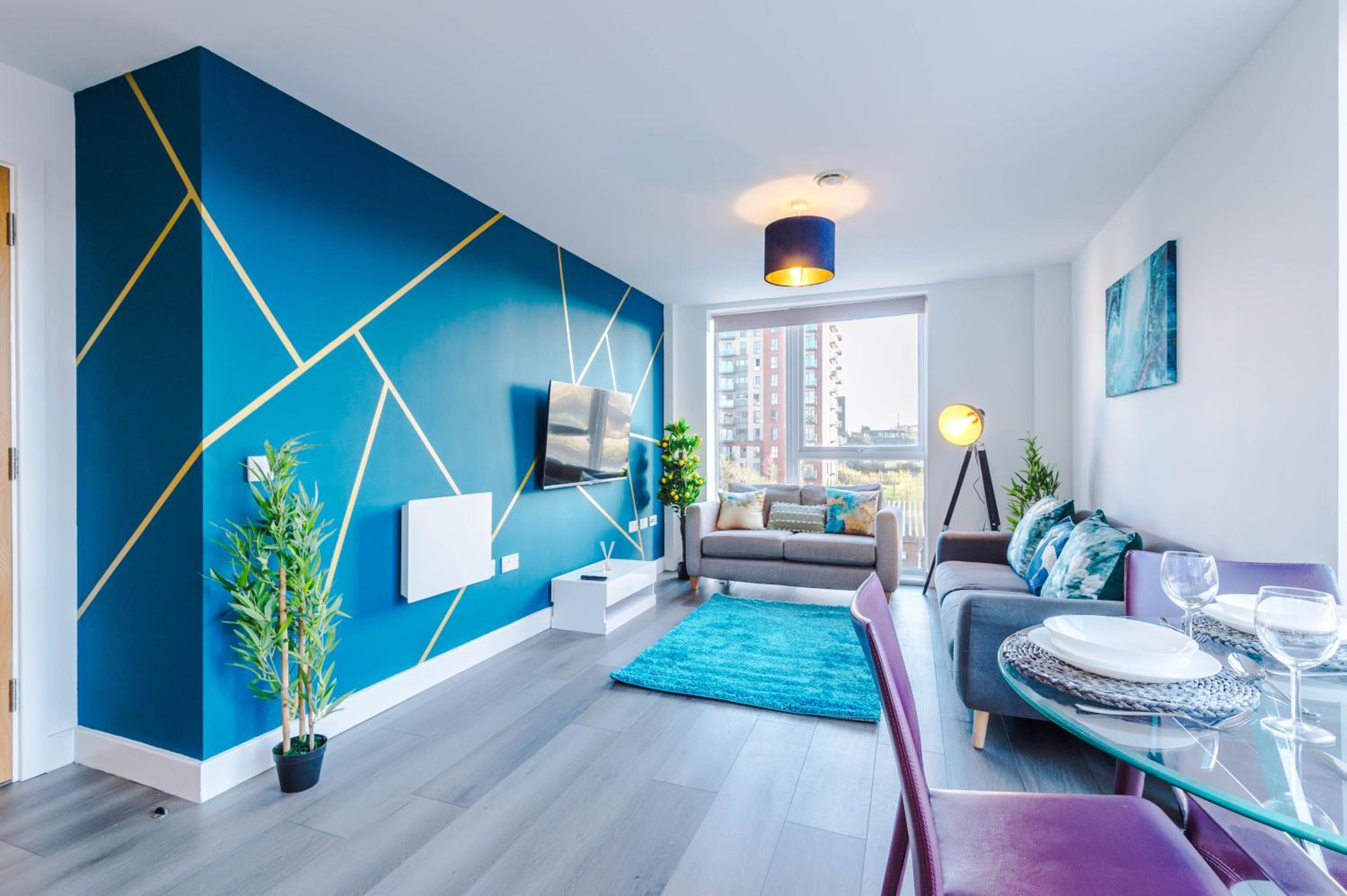 Spacious 3-Bedroom Apartment in Central Manchester with Private Rooftop Terrace & Stunning City Views view 3