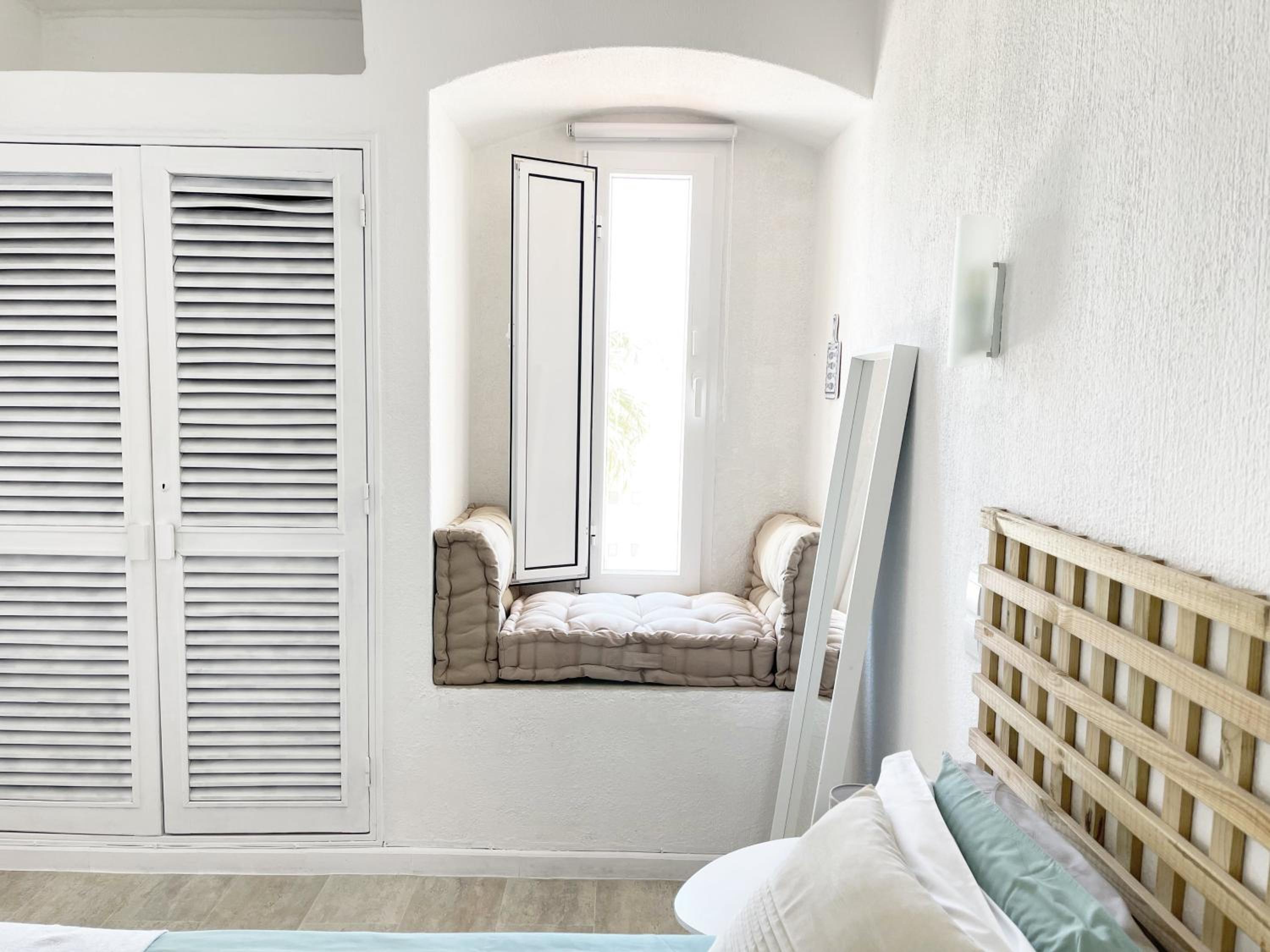 Seaview Studio - 10 Min. Beach, Private Condo, Pool, Grill & Free Parking view 3