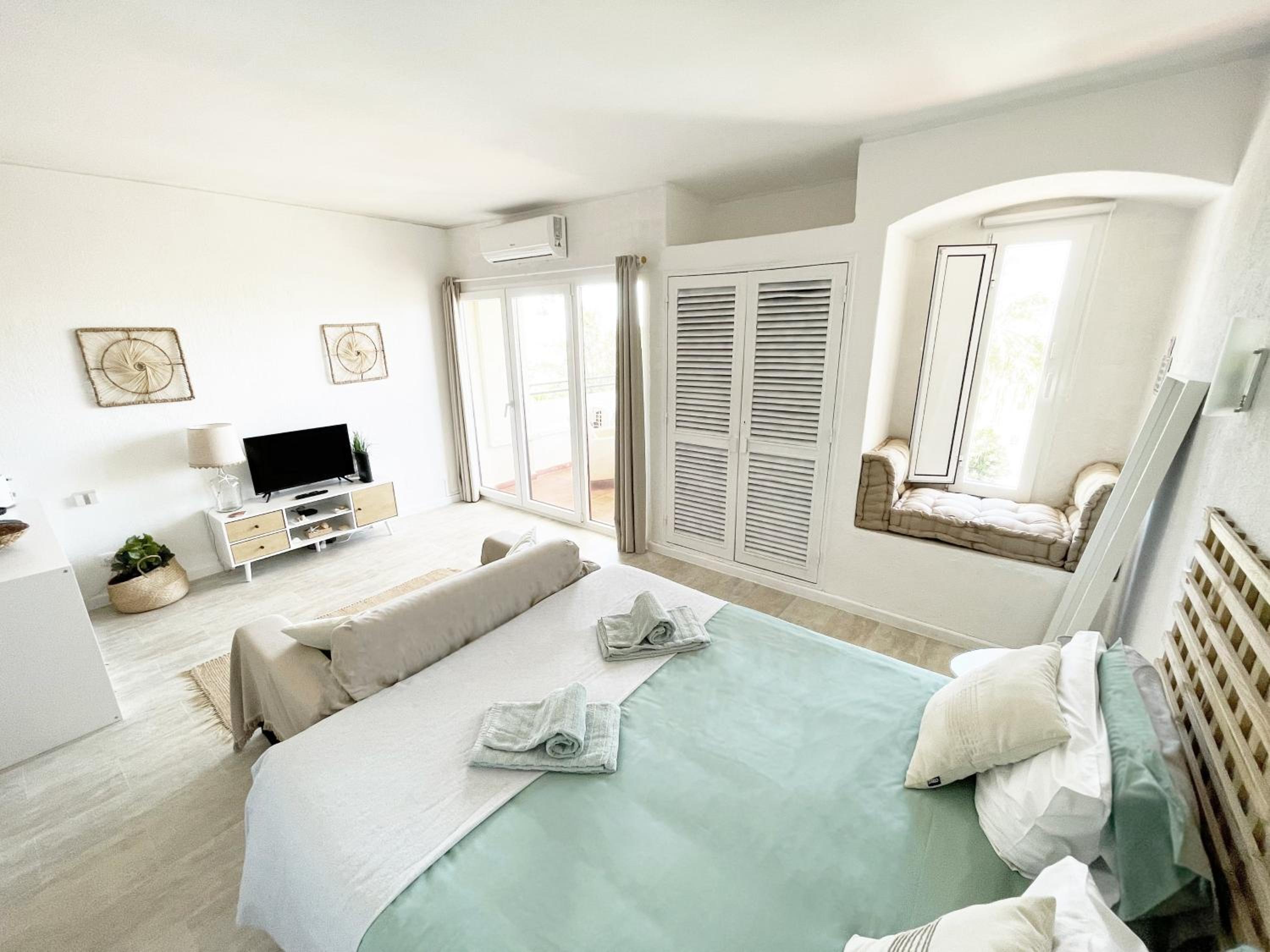 Seaview Studio - 10 Min. Beach, Private Condo, Pool, Grill & Free Parking view 2
