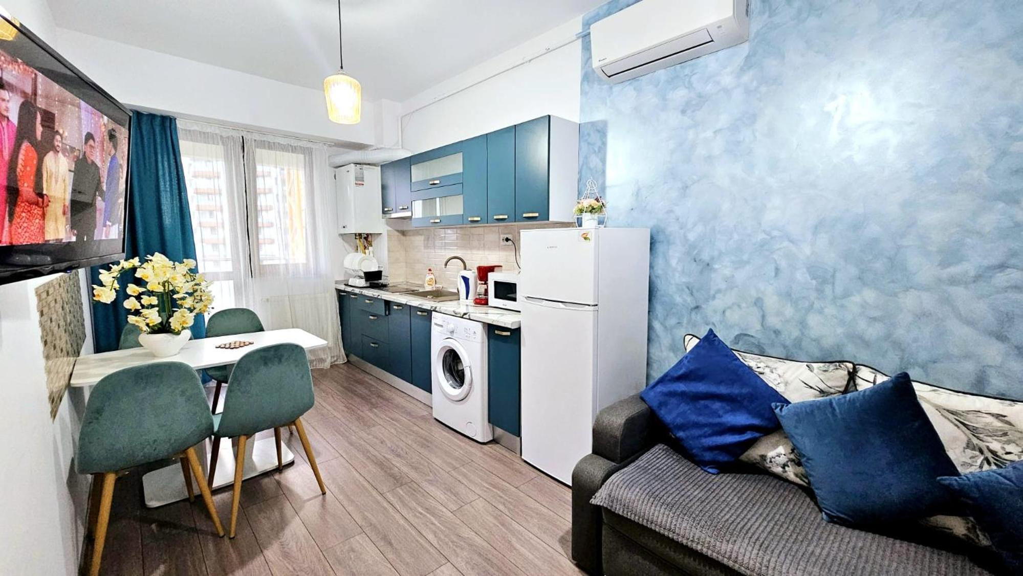 Luxurious Azure Apartment near Palas Mall view 3