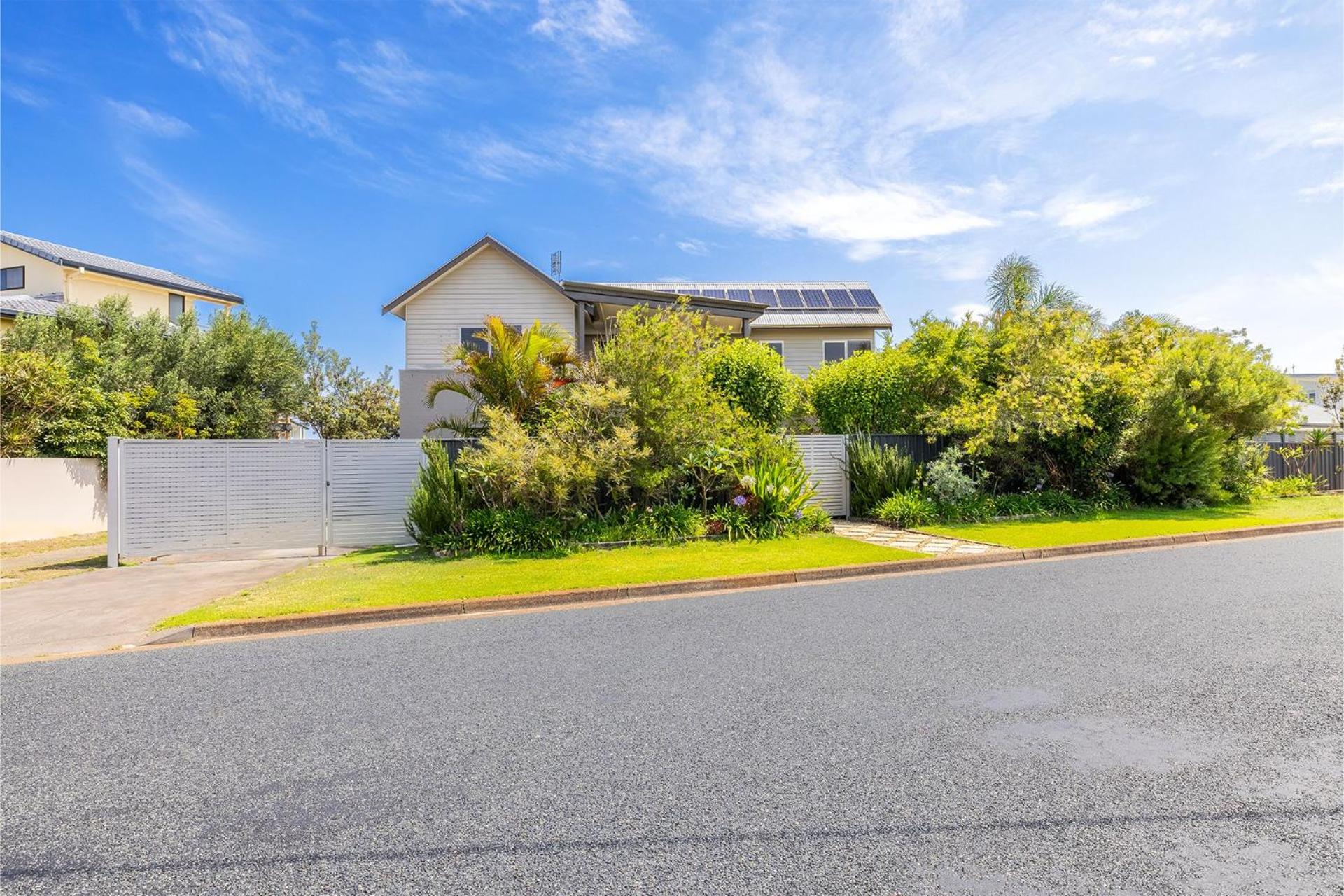 Birubi Point House, 56 Ocean Ave - stunning water views, ducted air con