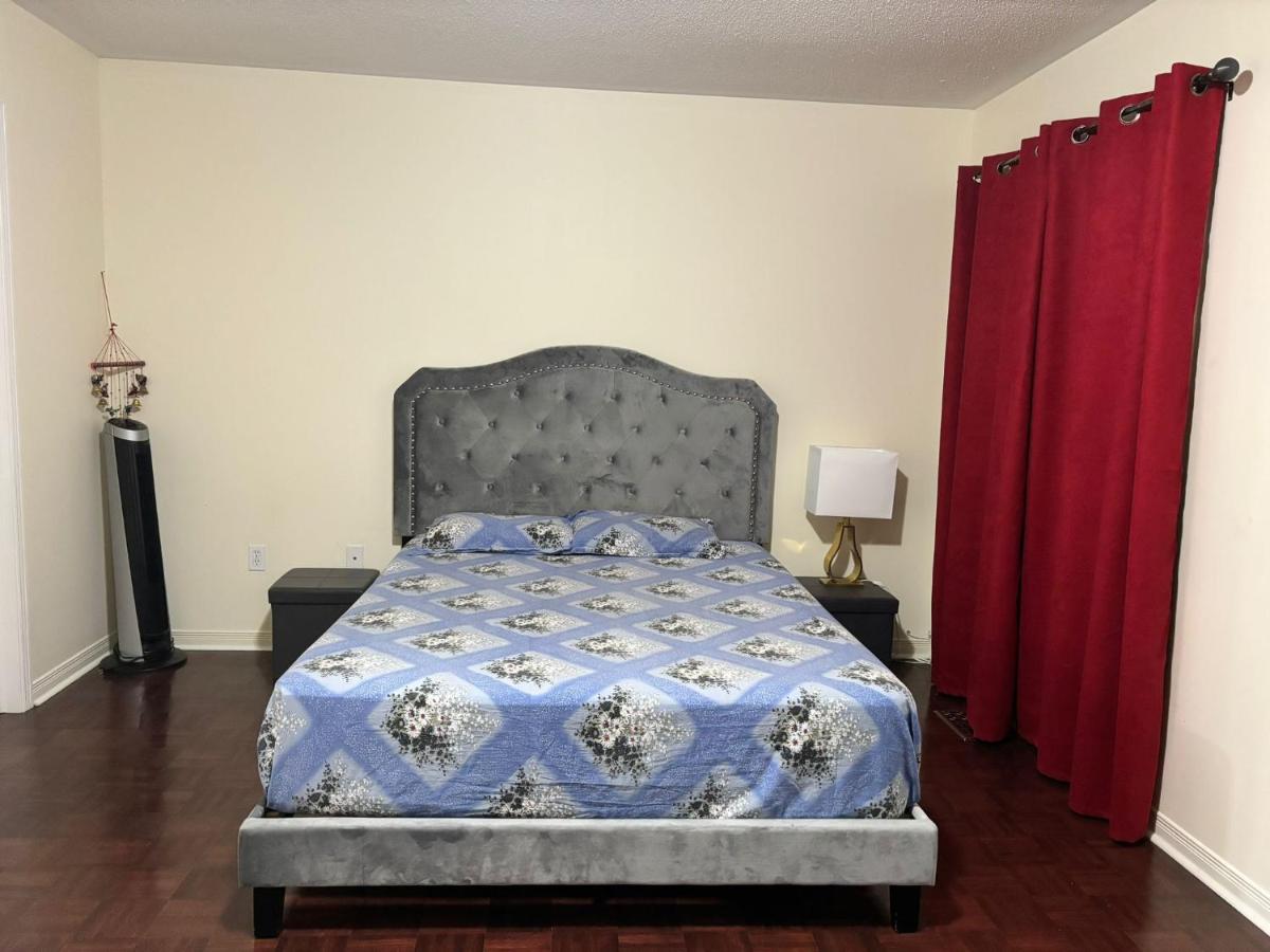 Near Toronto Pearson Airport - Standard Queen Room and Free Parking
