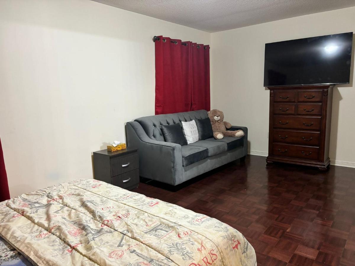 Near Toronto Pearson Airport - Standard Queen Room and Free Parking