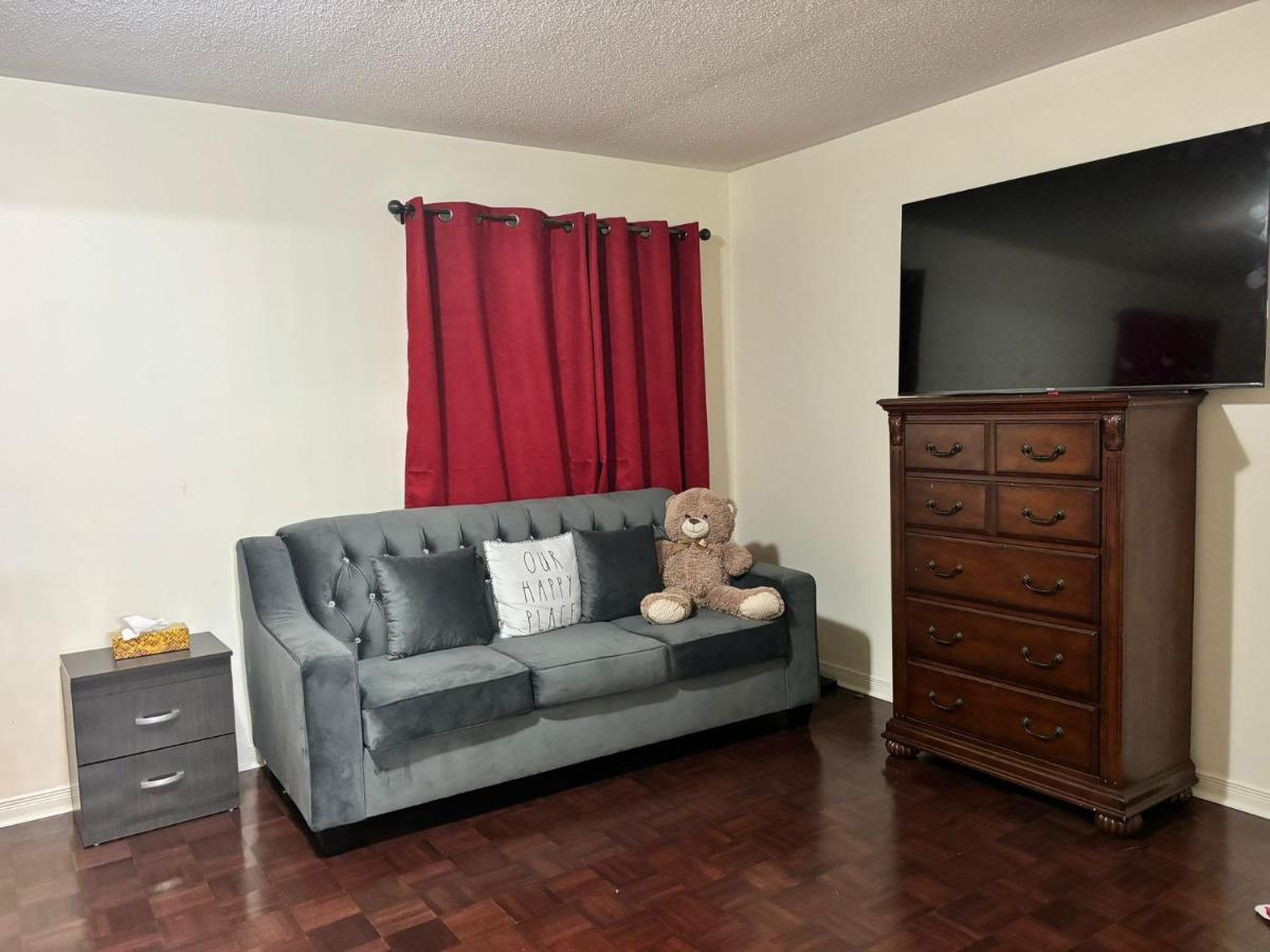 Near Toronto Pearson Airport - Standard Queen Room and Free Parking