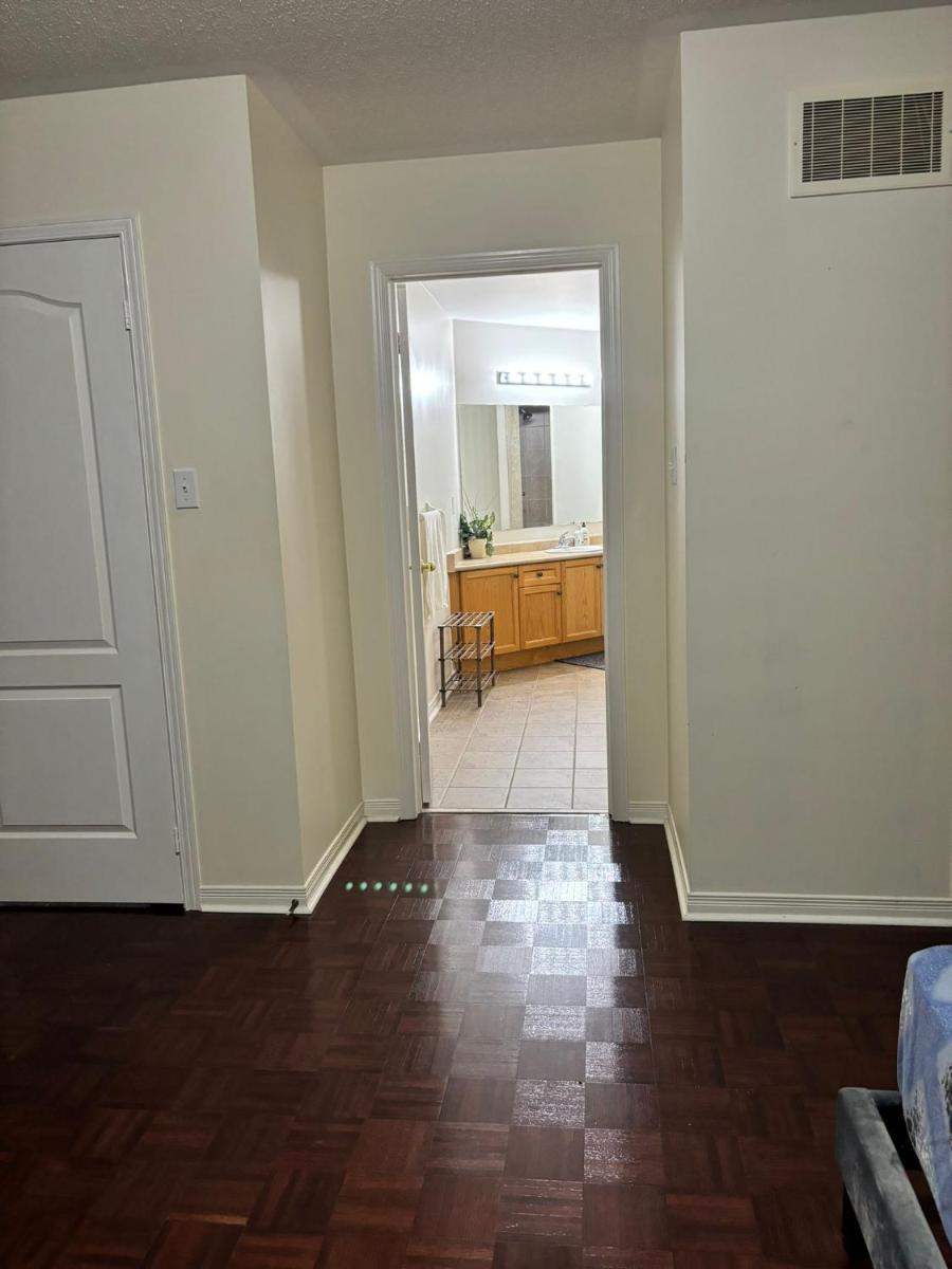 Near Toronto Pearson Airport - Standard Queen Room and Free Parking